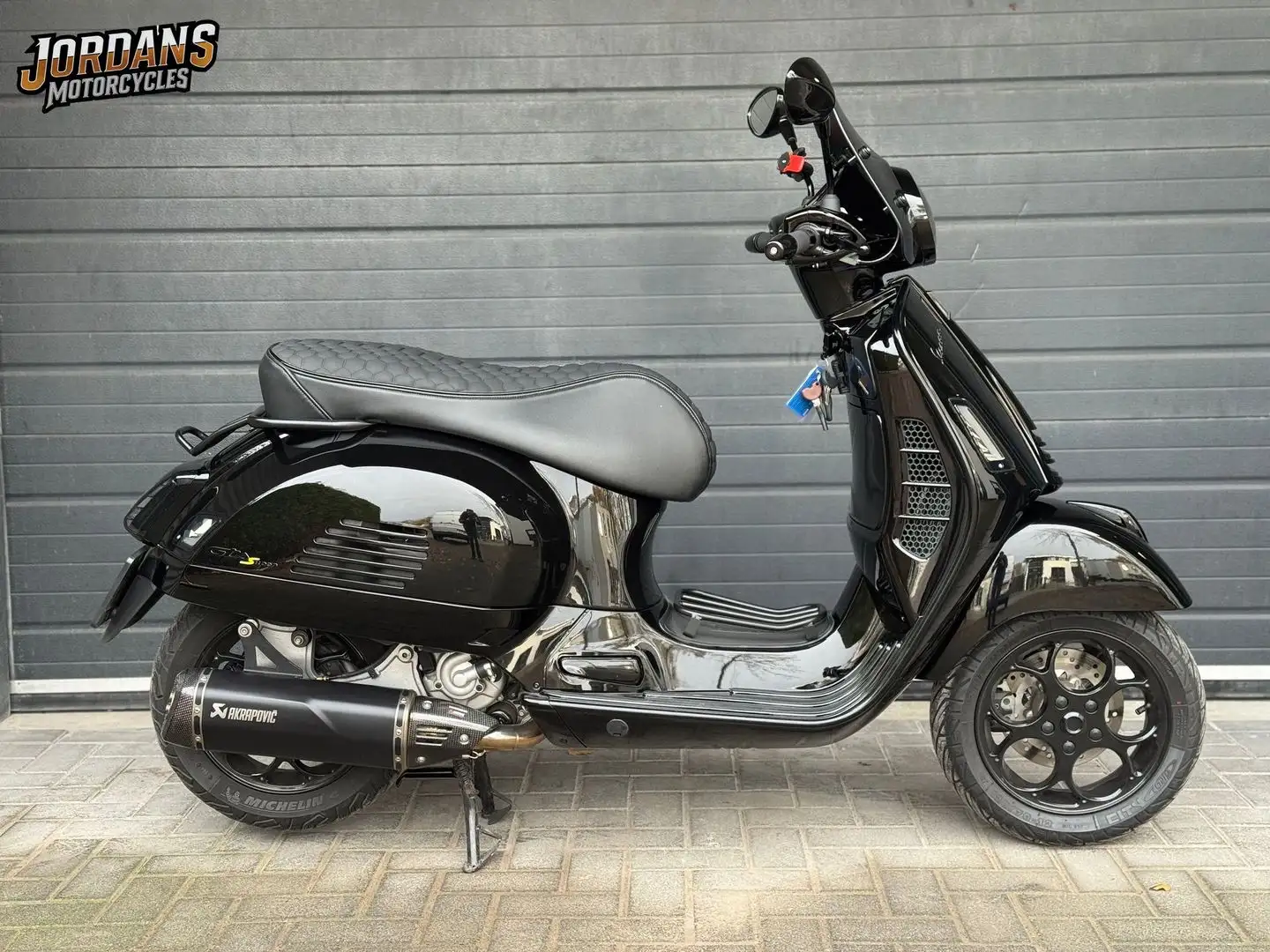 Vespa GTS 300 HPE Zwart - 2
