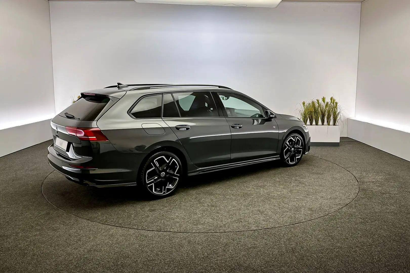 Volkswagen Golf Variant R-Line-Edition 1.5 eTSI 85 kW / 116 pk Variant 7 v Grau - 2