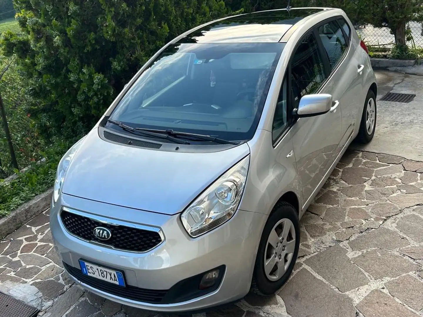 Kia Venga Venga1.4 crdi Active c/t.panoramico s/CL. 90cv Argento - 1