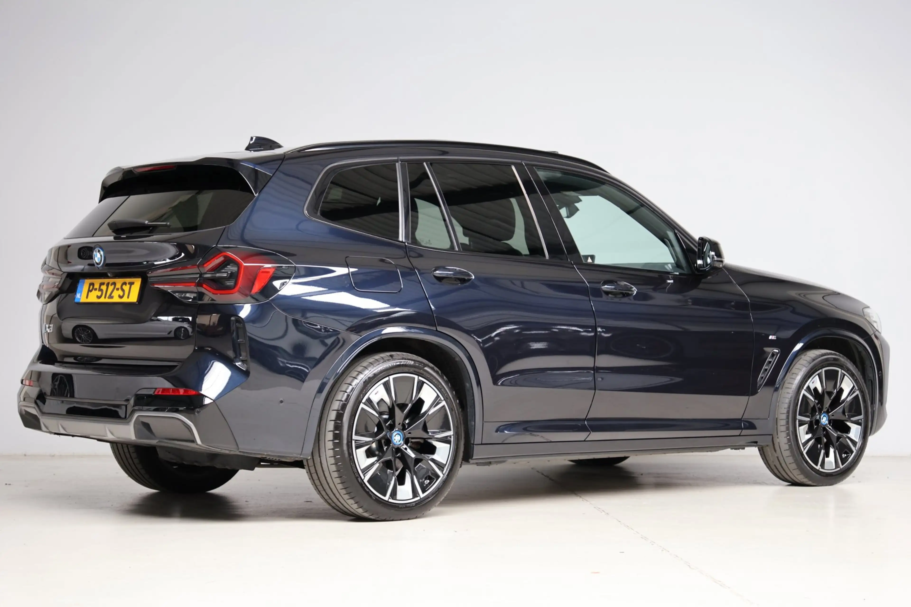 BMW iX3 High Executive 80 kWh M-sport ShadowLine | head-up — photo 2