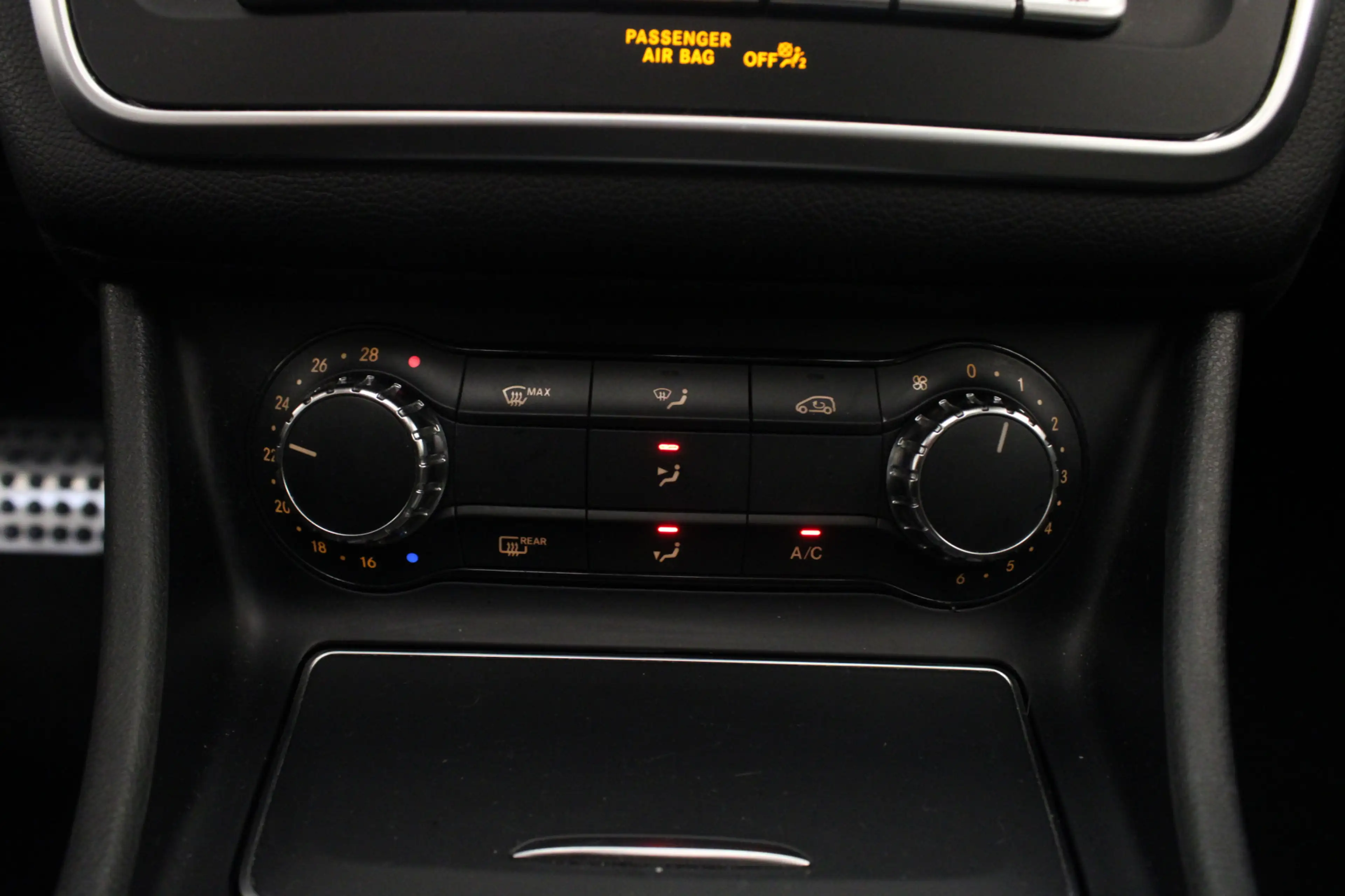 Mercedes-Benz GLA 200 Premium Plus |Pano|Navi| — photo 18