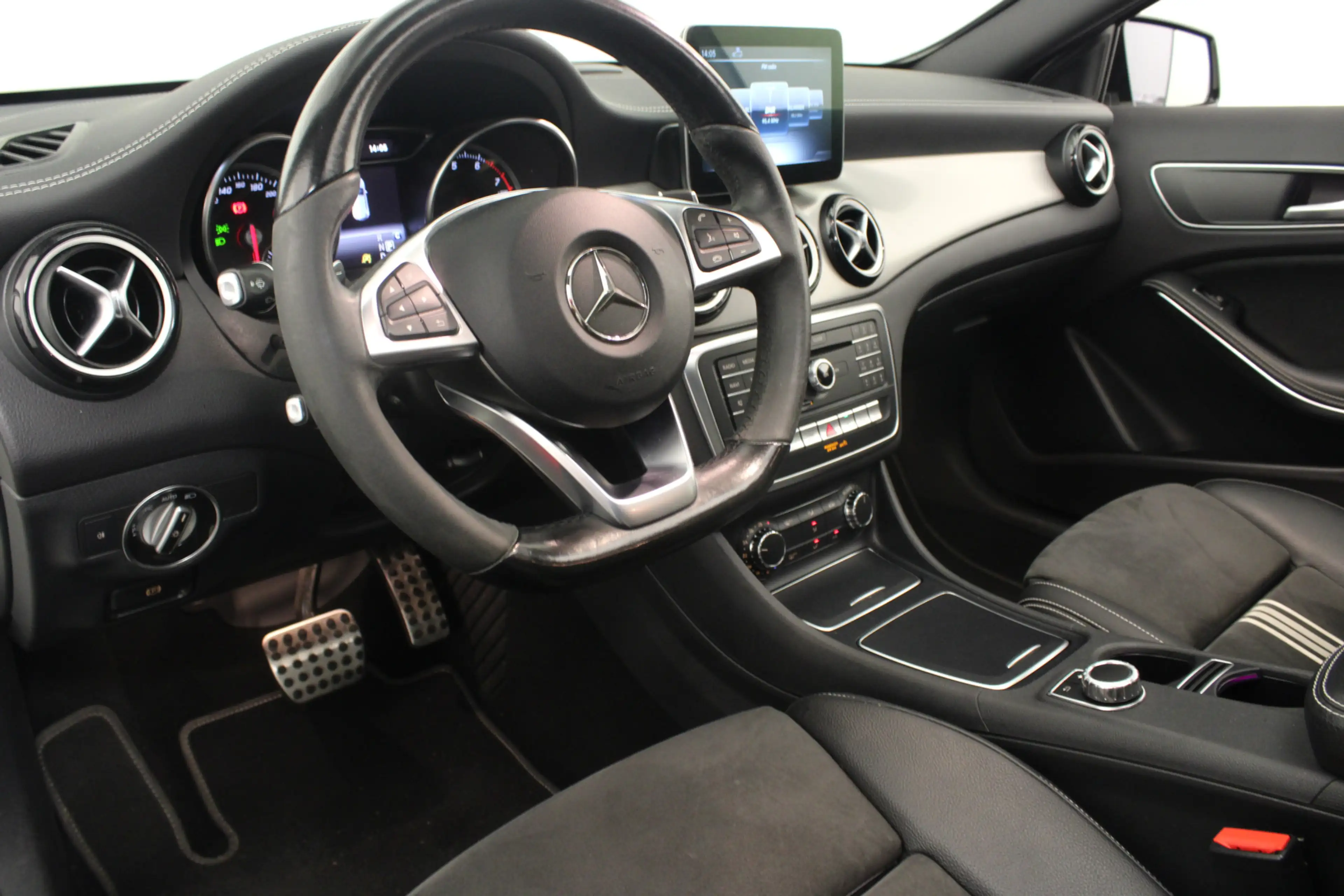 Mercedes-Benz GLA 200 Premium Plus |Pano|Navi| — photo 12