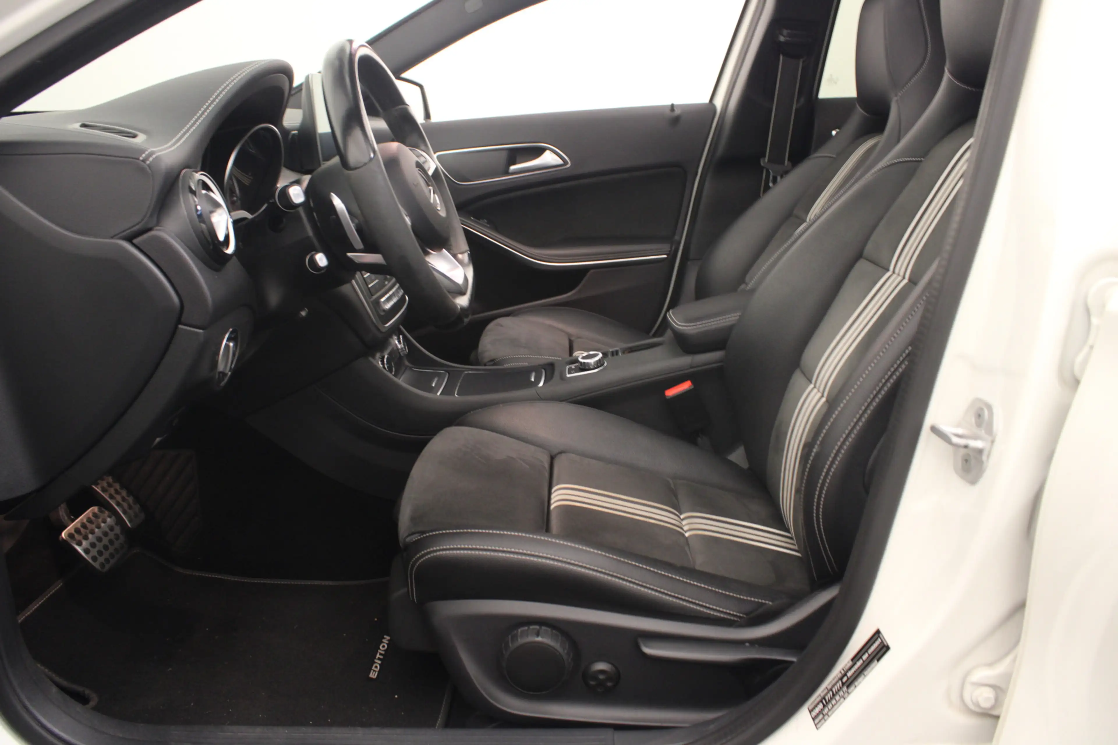 Mercedes-Benz GLA 200 Premium Plus |Pano|Navi| — photo 13