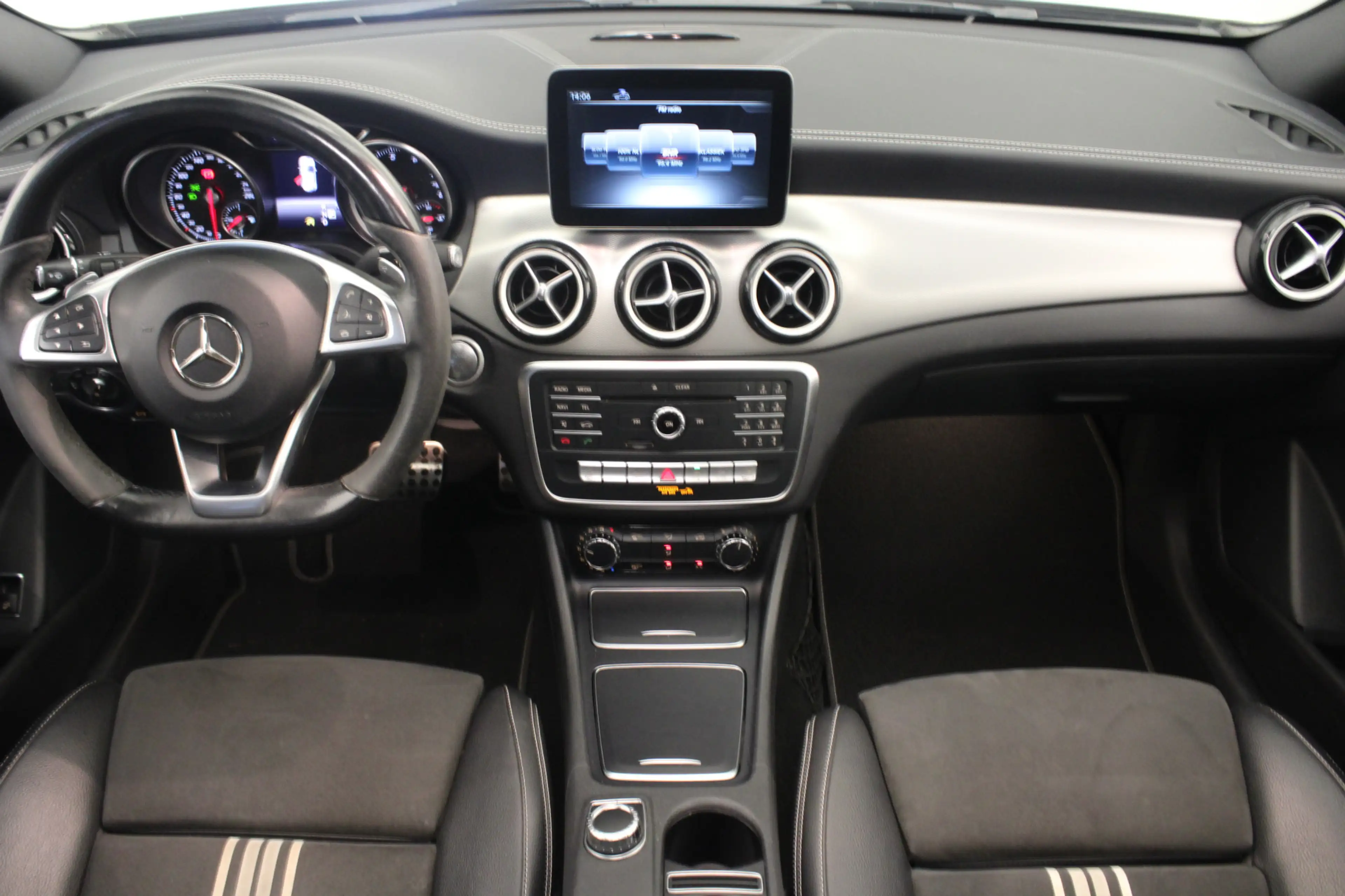Mercedes-Benz GLA 200 Premium Plus |Pano|Navi| — photo 11