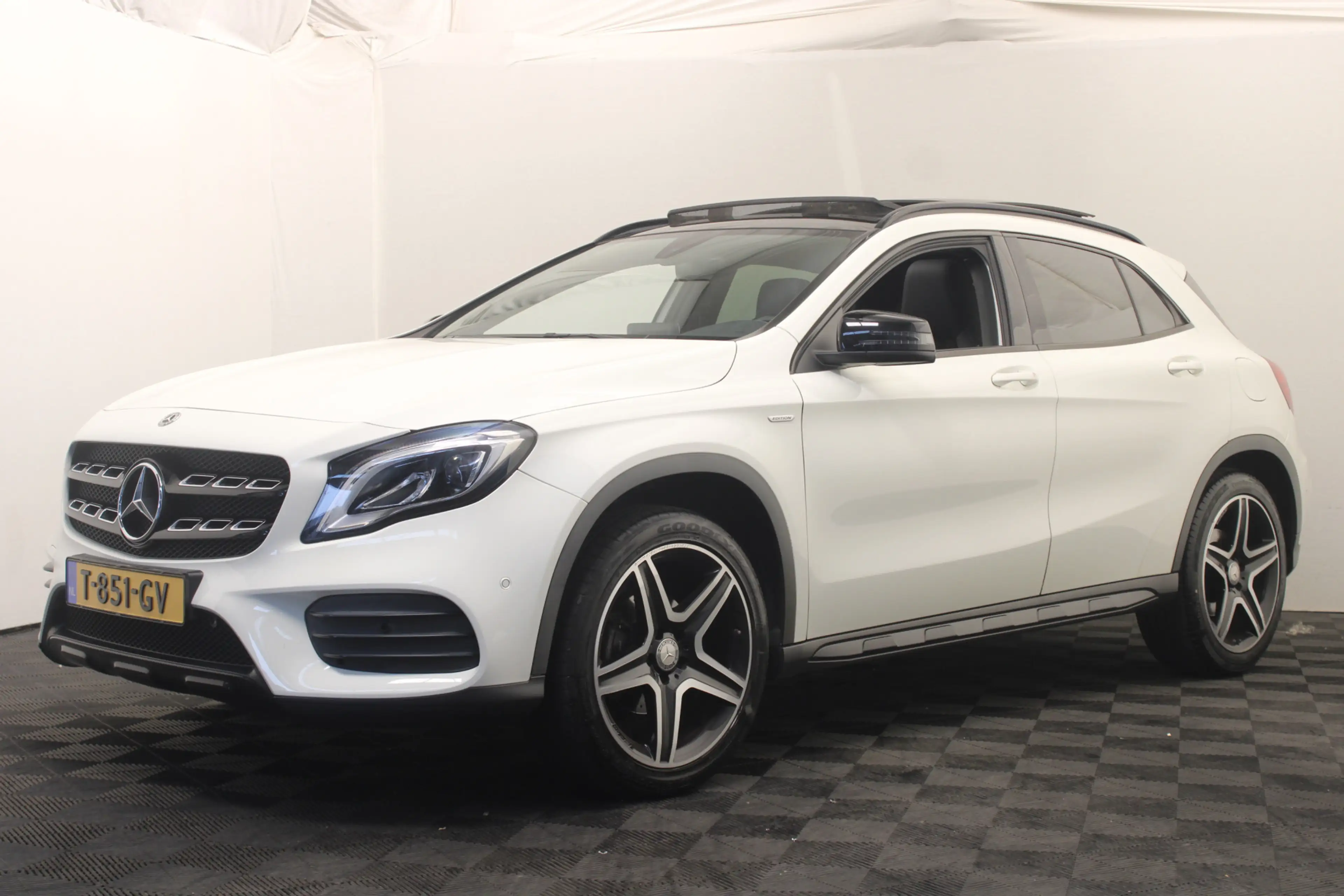 Mercedes-Benz GLA 200 Premium Plus |Pano|Navi|