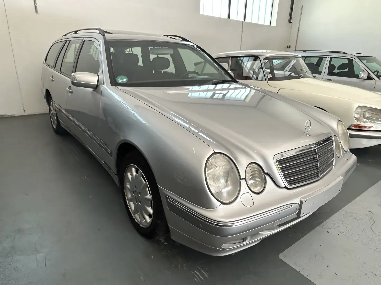 Mercedes-Benz E 270 T CDI Elegance DPF eSD AHK Silver - 2