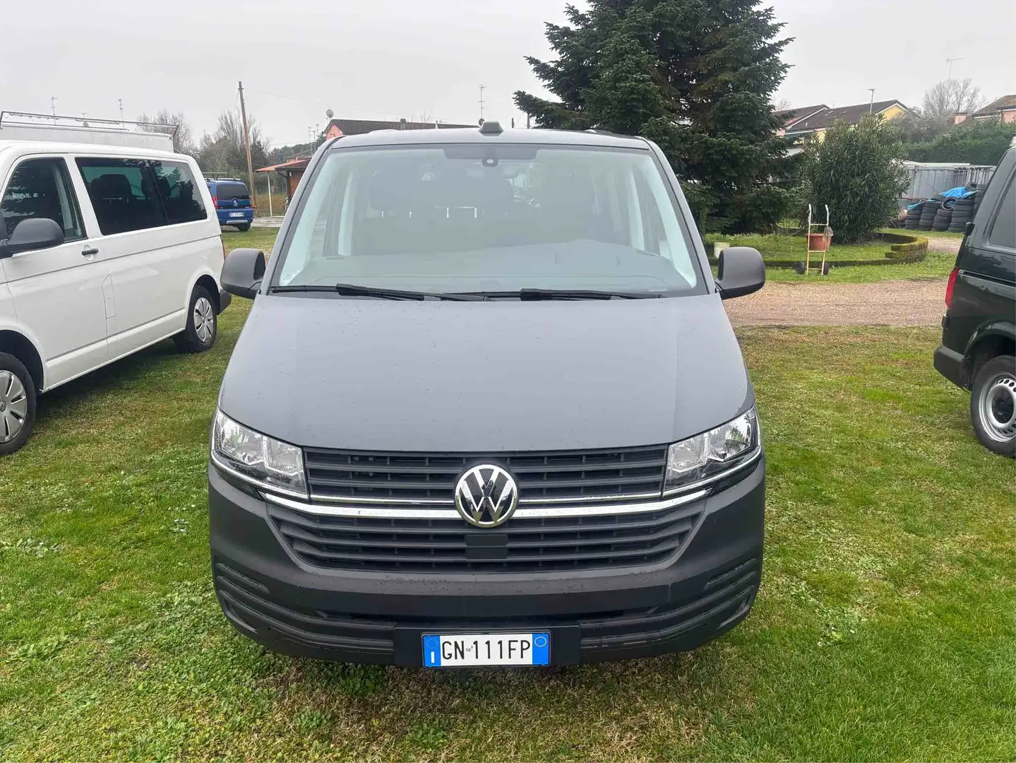 Volkswagen T6.1 Caravelle 9 POSTI PERFETTO Gris - 2