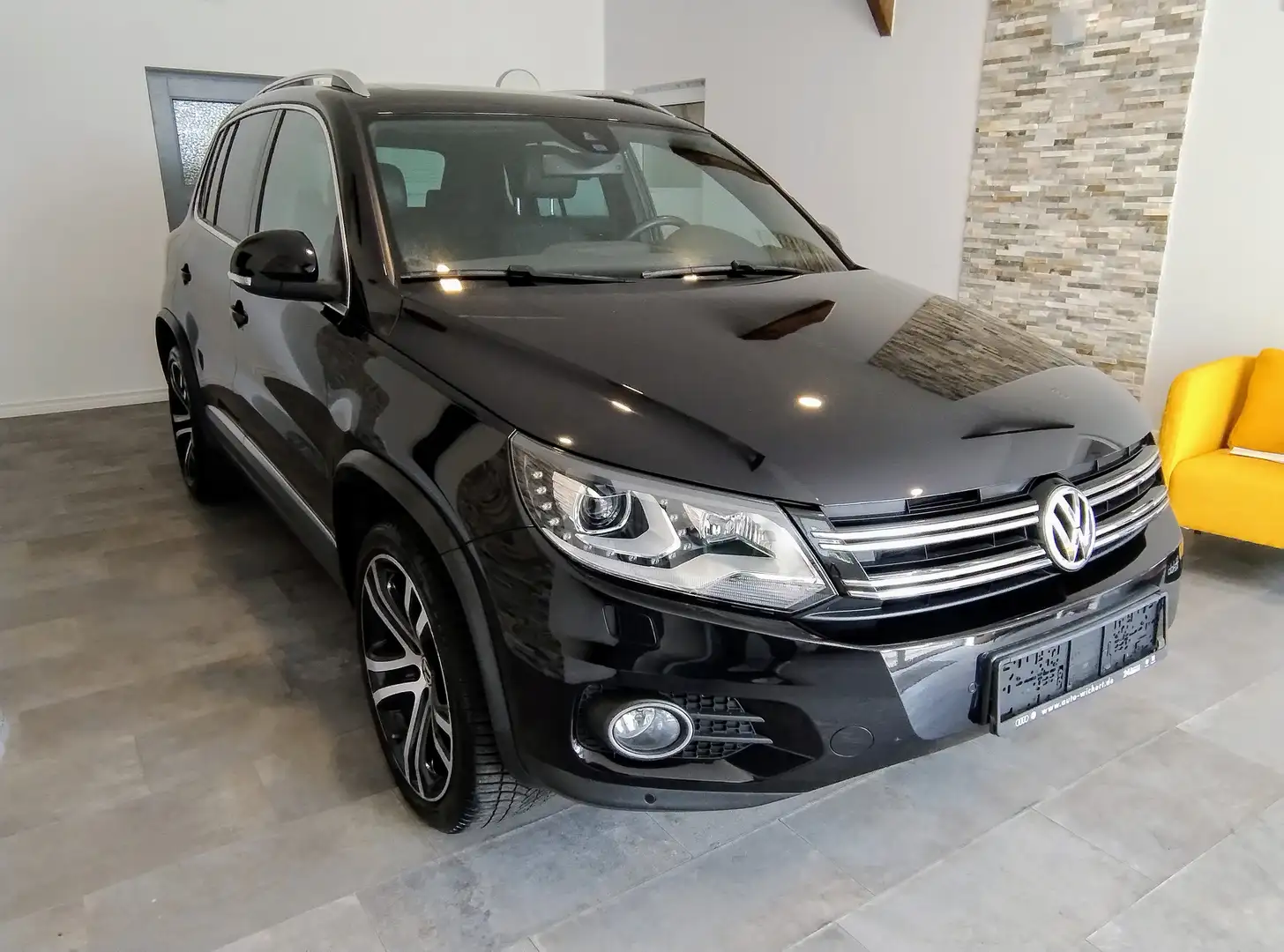 Volkswagen Tiguan 2.0 TDI DPF 4Motion DSG Track, Navi, Panorama, AHK Noir - 1