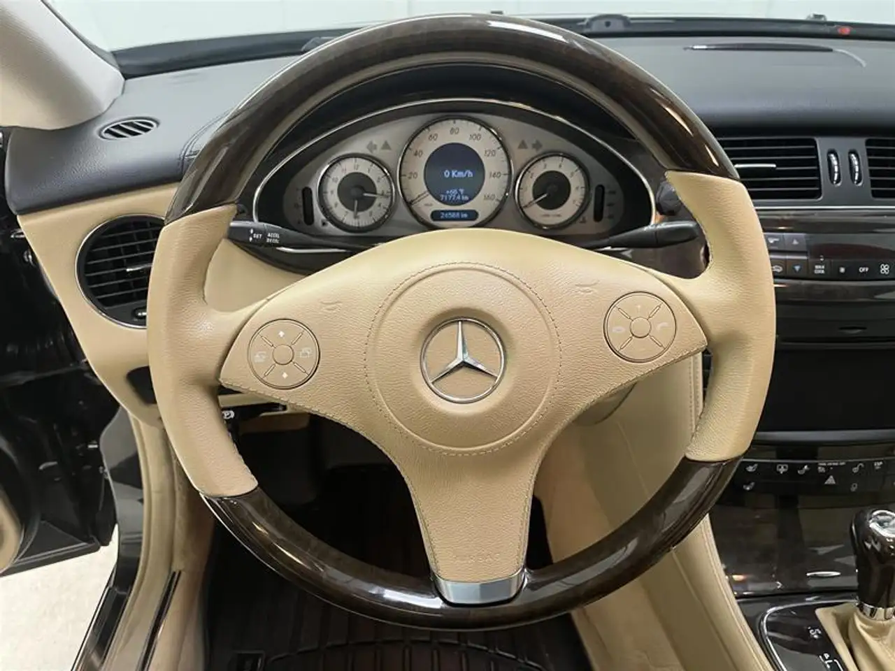 Mercedes-Benz CLS снимка Mercedes-Benz CLS