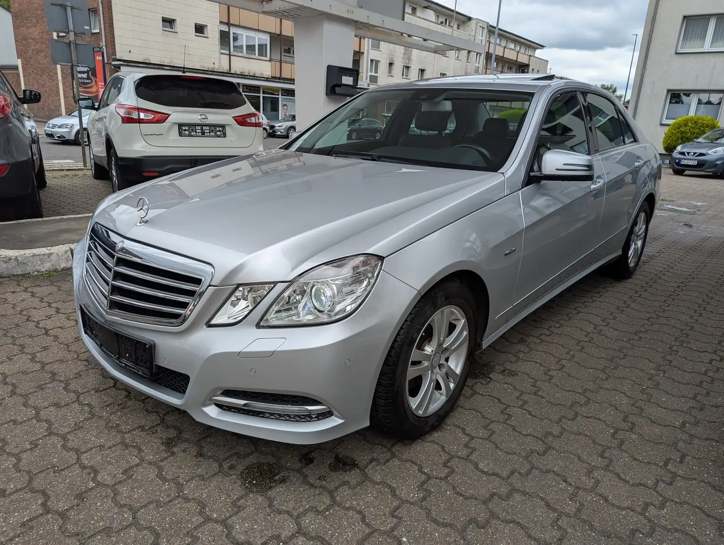 Mercedes-Benz E 200 CGI BlueEFFICIENCY Avantgarde  Automatik, Xenon Silber - 1