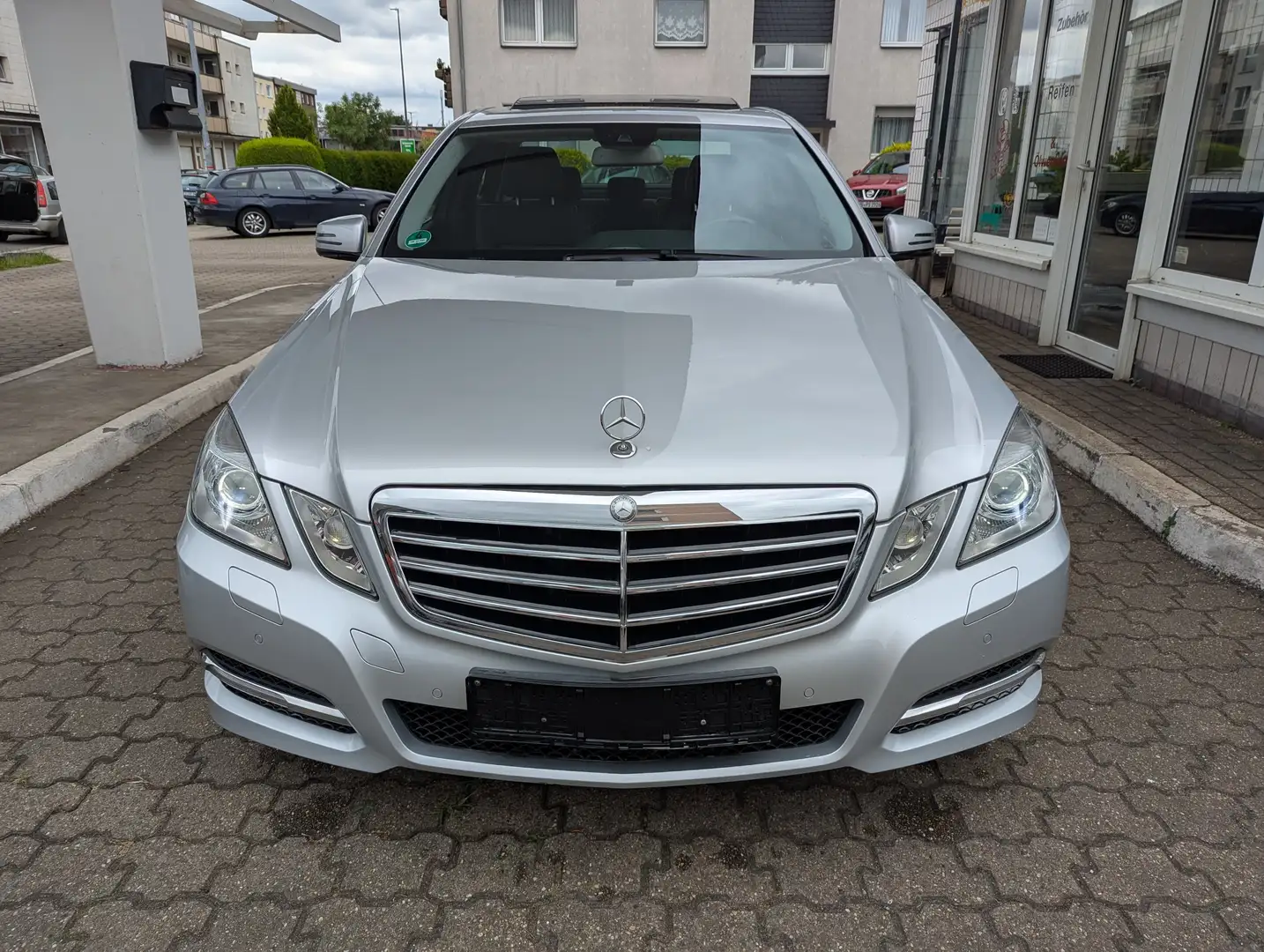 Mercedes-Benz E 200 CGI BlueEFFICIENCY Avantgarde  Automatik, Xenon Silber - 2
