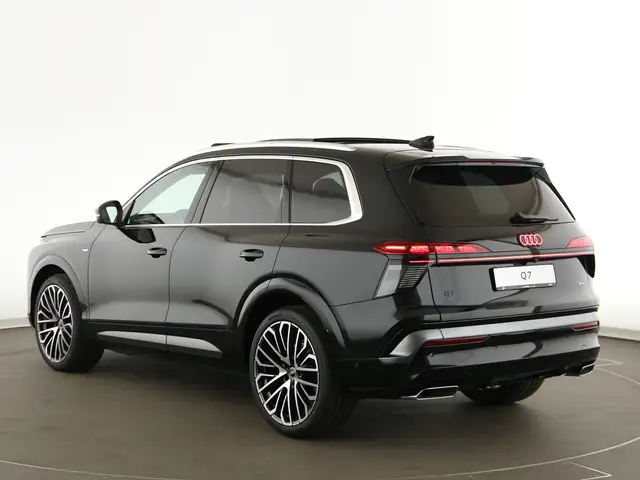 Audi Q7 view 5