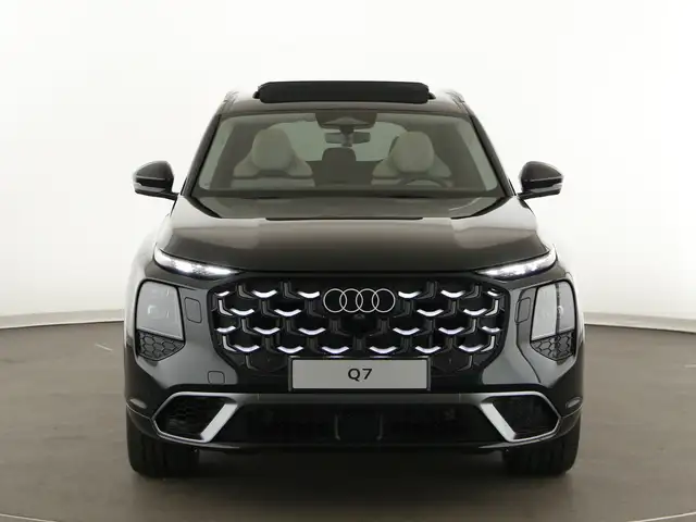 Audi Q7 view 3