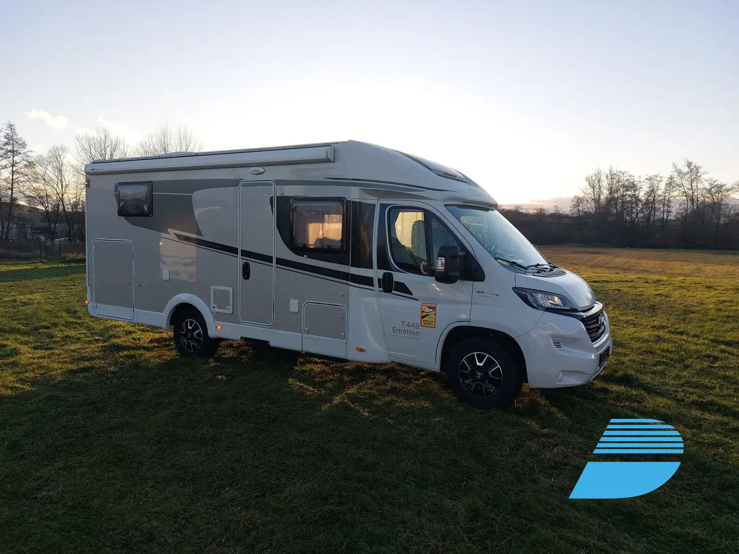 Carado T 448 AT/Hubstützenanlage/Dachklima/Markise/TV Weiß - 1