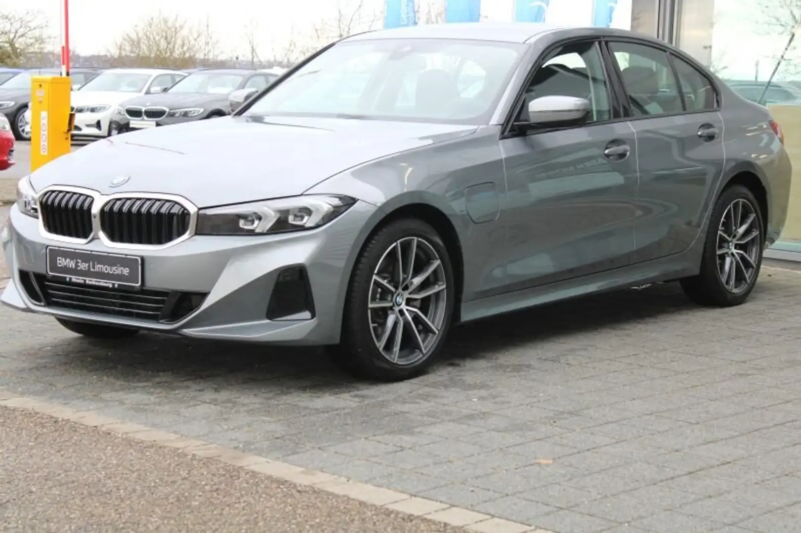 BMW 330 e Limousine %% +1.190€ GUTSCHEIN ON TOP %% Grey - 2