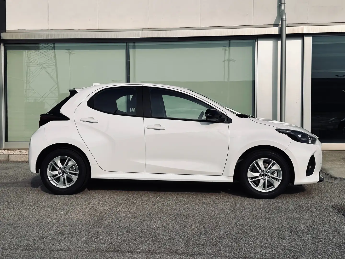 Mazda 2 1.5 vvt full hybrid electric Centre Line Bianco - 2