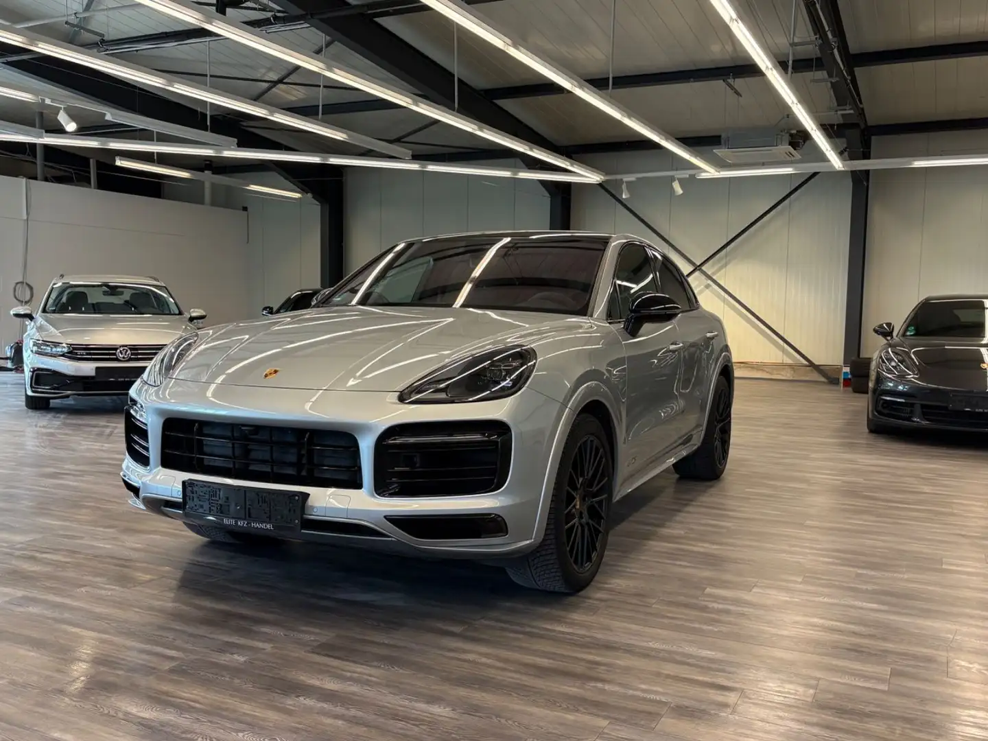 Porsche Cayenne Coupe GTS Luft* AHK* PANO* Hinterachslen Zilver - 2