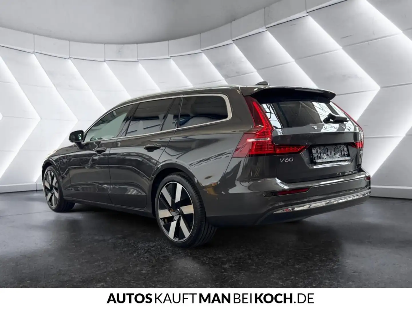 Volvo V60 T6 AWD Plug-In Hybrid Plus Bright Grau - 2