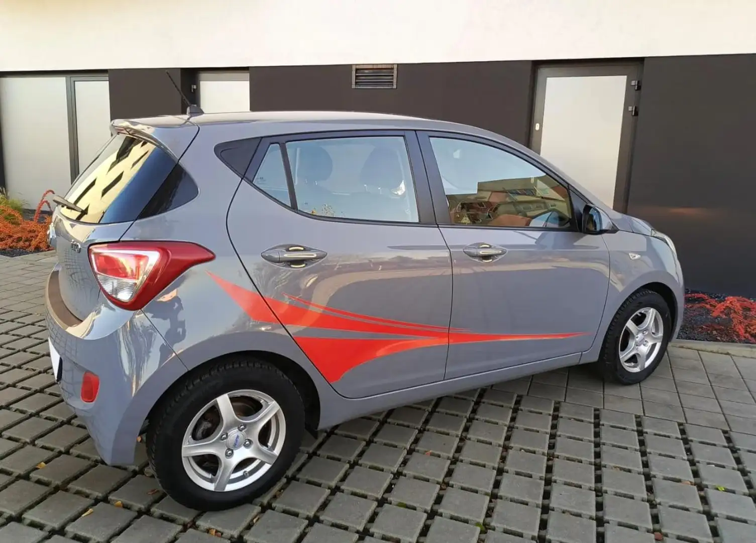 Hyundai i10 i10 1.1 CRDi 75 Pack Color Confort Gris - 2