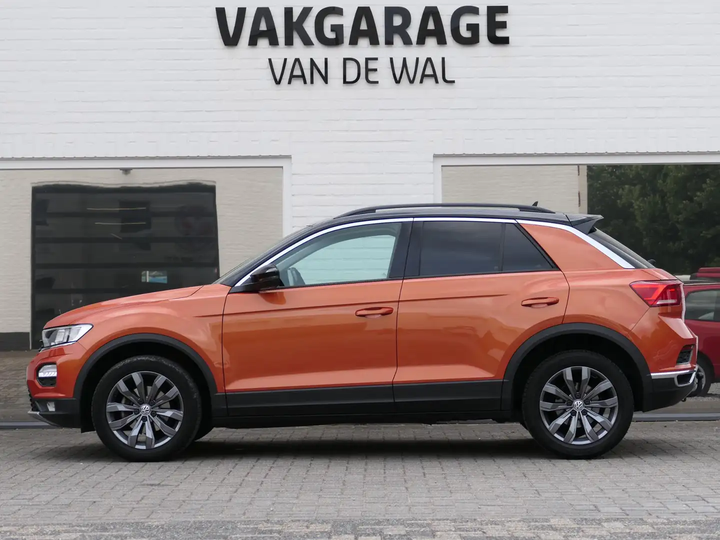 Volkswagen T-Roc 1.5 TSI Style | Automaat | NL-auto | Trekhaak | AC Orange - 2