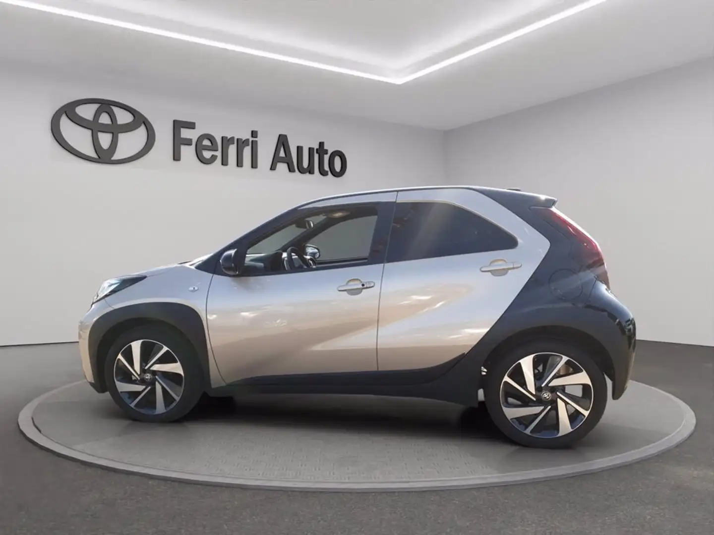 Toyota Aygo X 1.0 lounge 72cv s-cvt Nero - 2