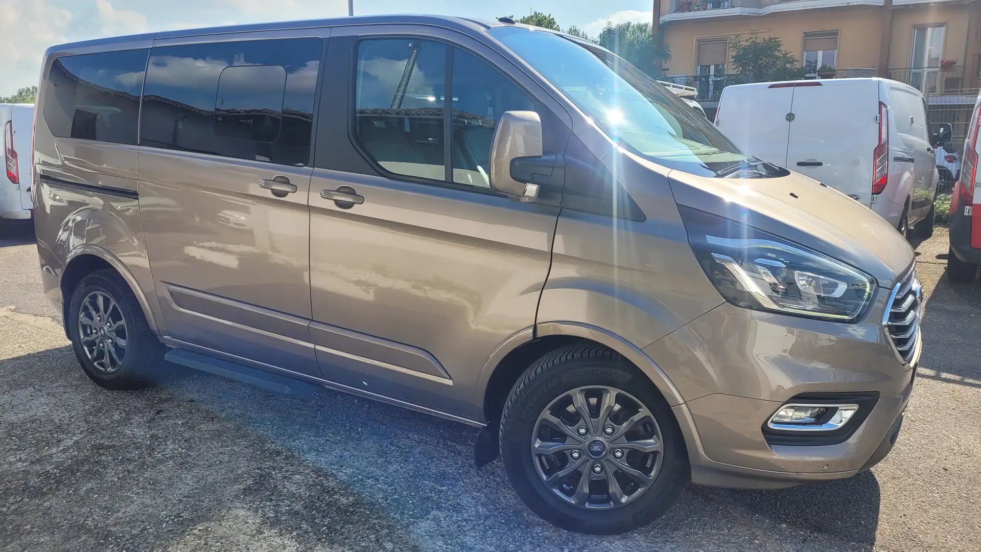 Ford Tourneo Custom 310 2.0 TDCi 130CV PC L1H1 Titanium 8posti E6dtemp Grigio - 1