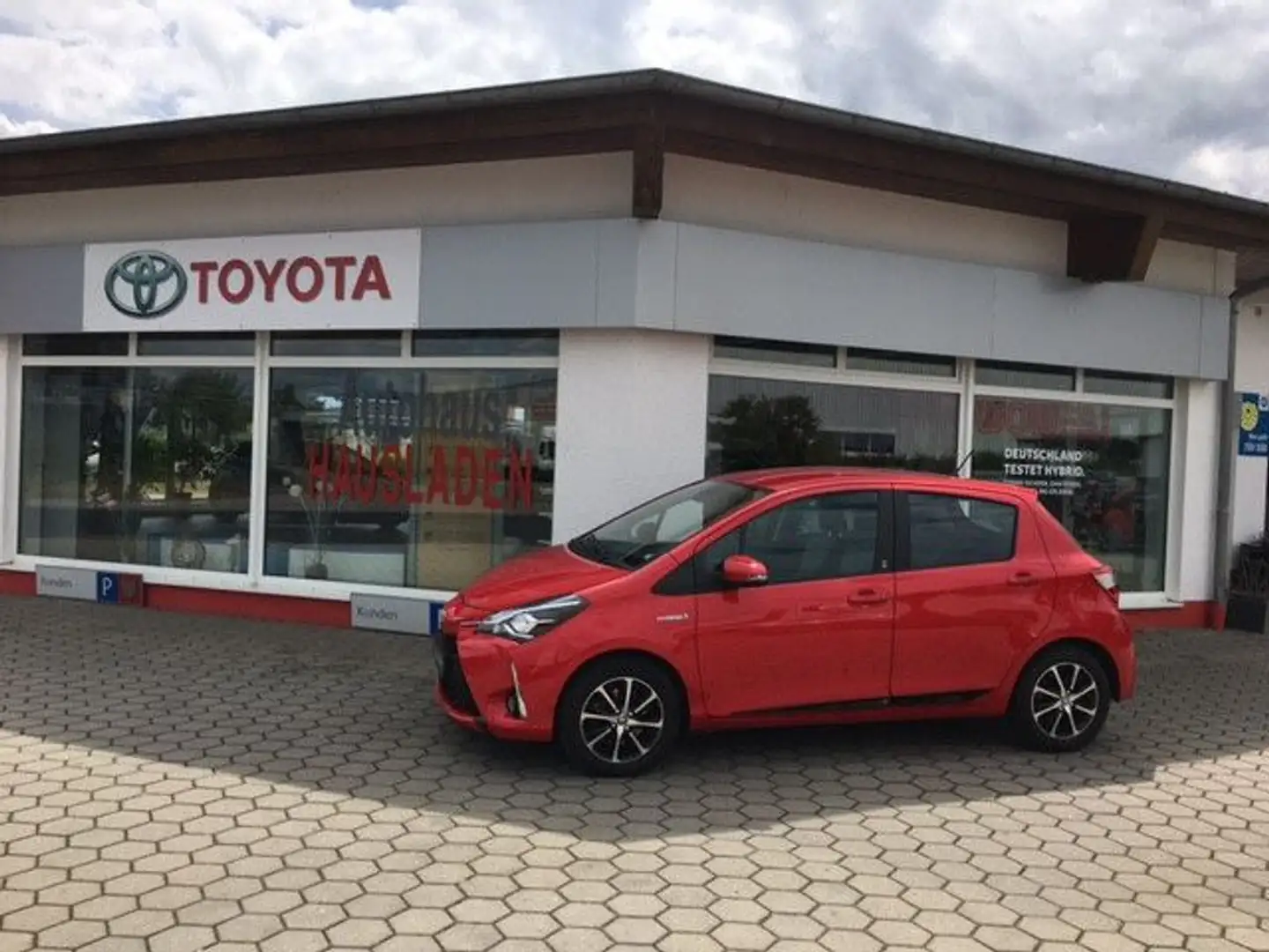 Toyota Yaris Hybrid Team D Rood - 1