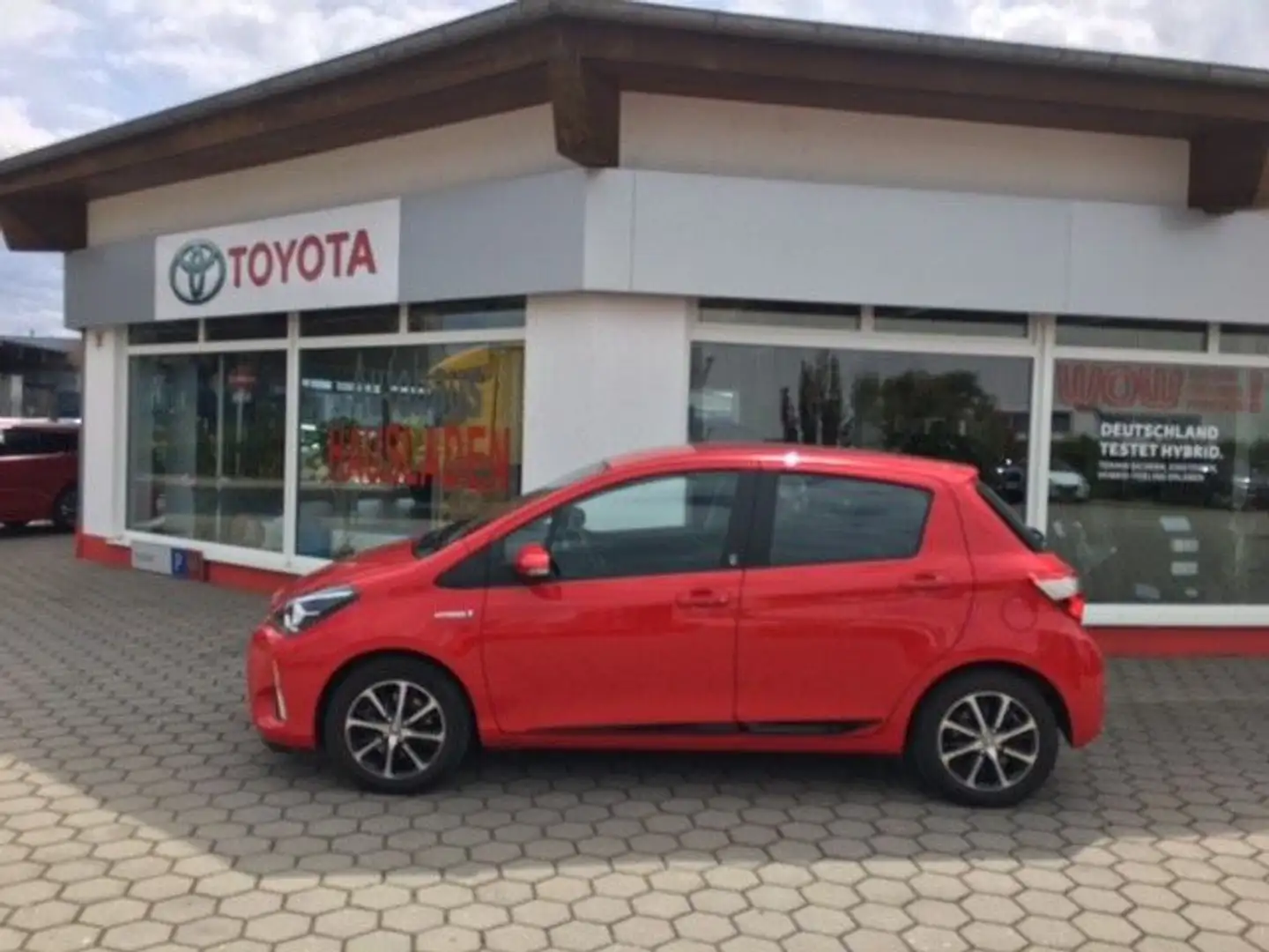 Toyota Yaris Hybrid Team D Rood - 2