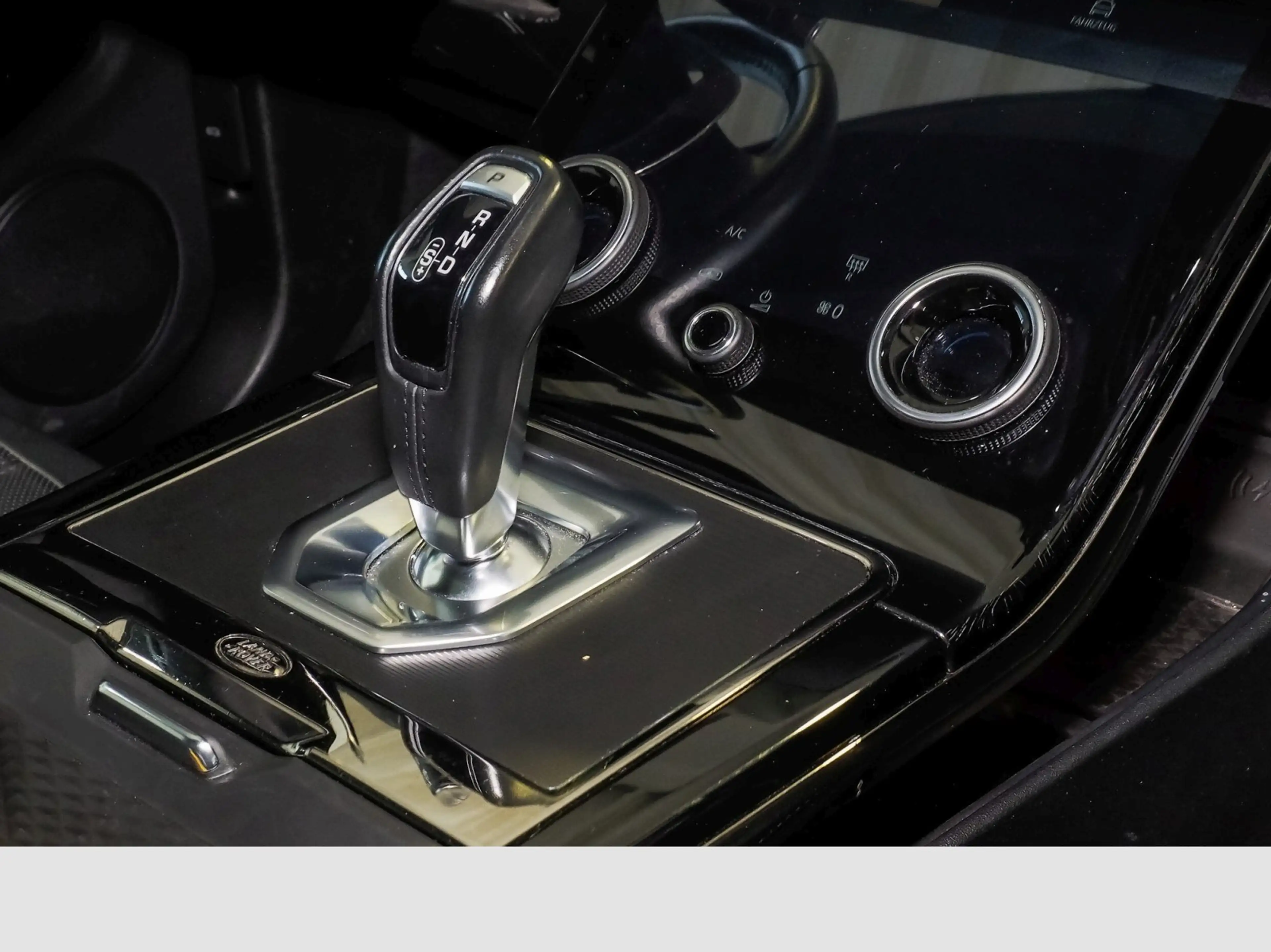 Land Rover Range Rover Evoque R-DYNAMIC SE D 200 MHEV — photo 8