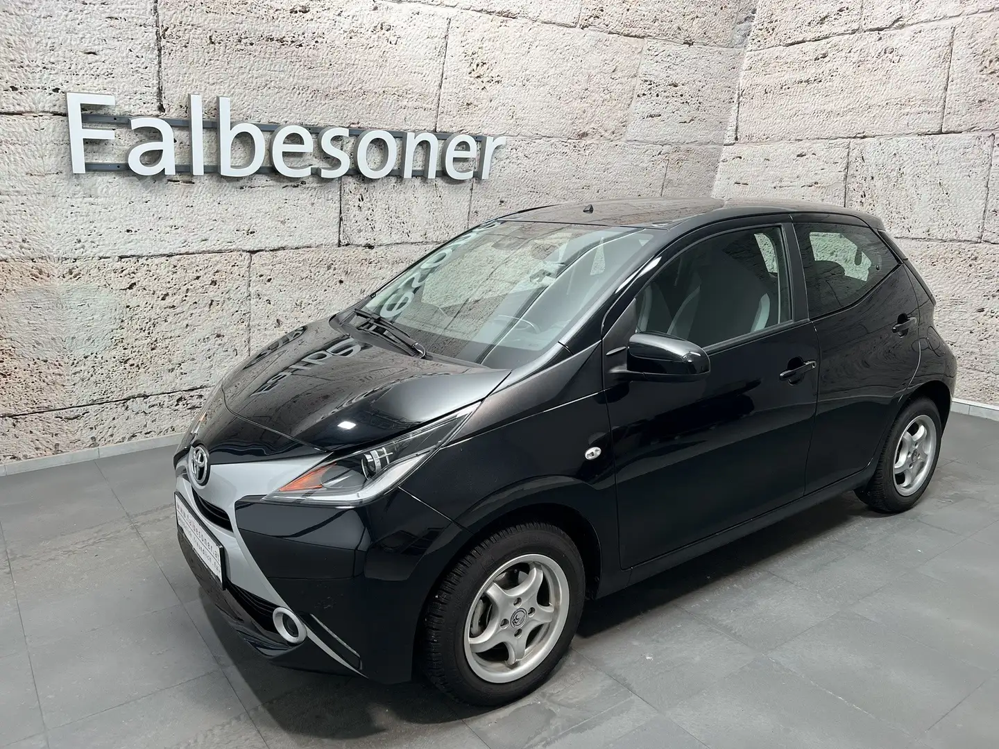 Toyota Aygo 1,0 VVT-i x-play Schwarz - 1