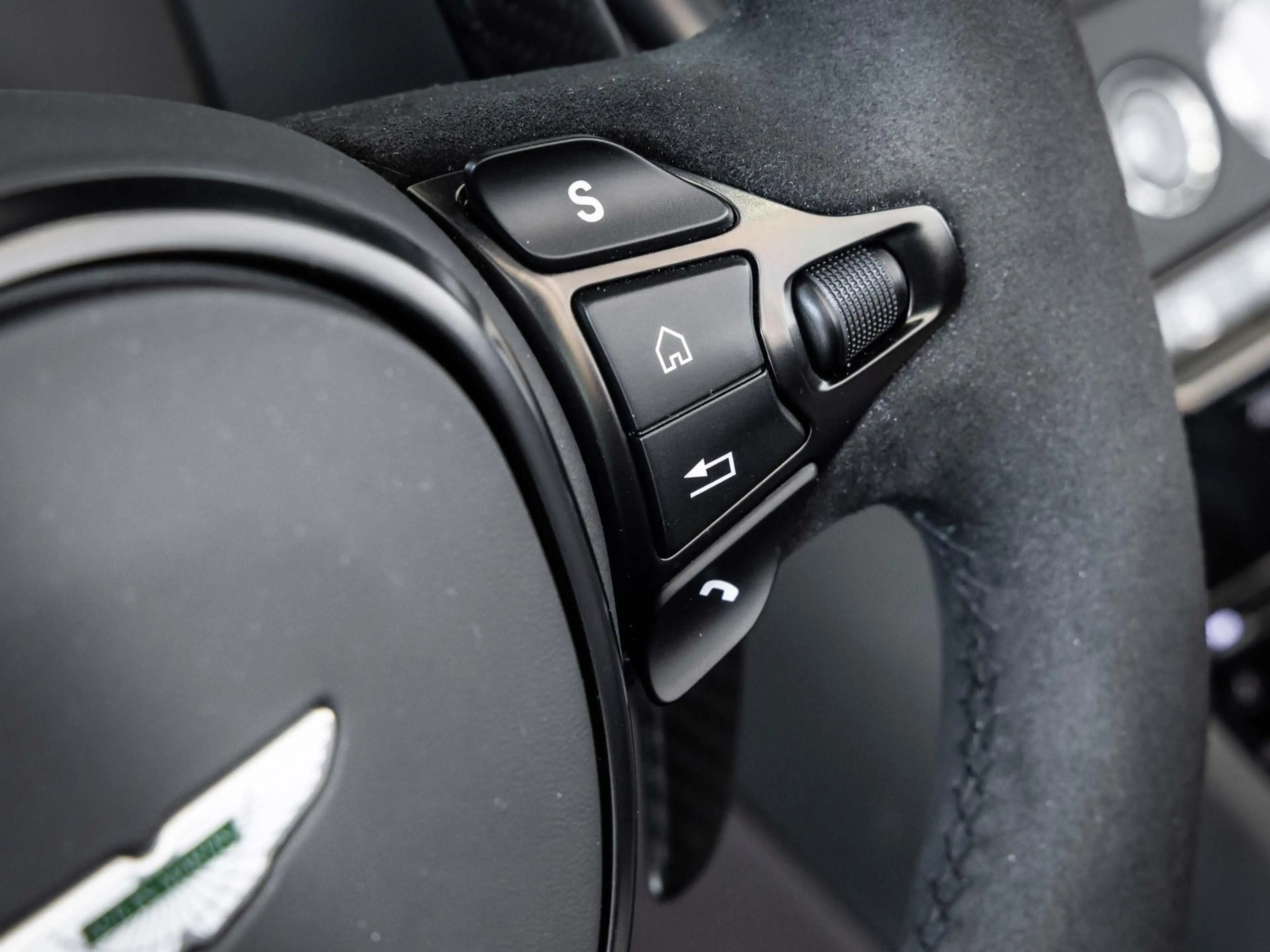 Aston Martin DBS 770 Ultimate Volante von BENTLEY FRANKFURT — photo 13