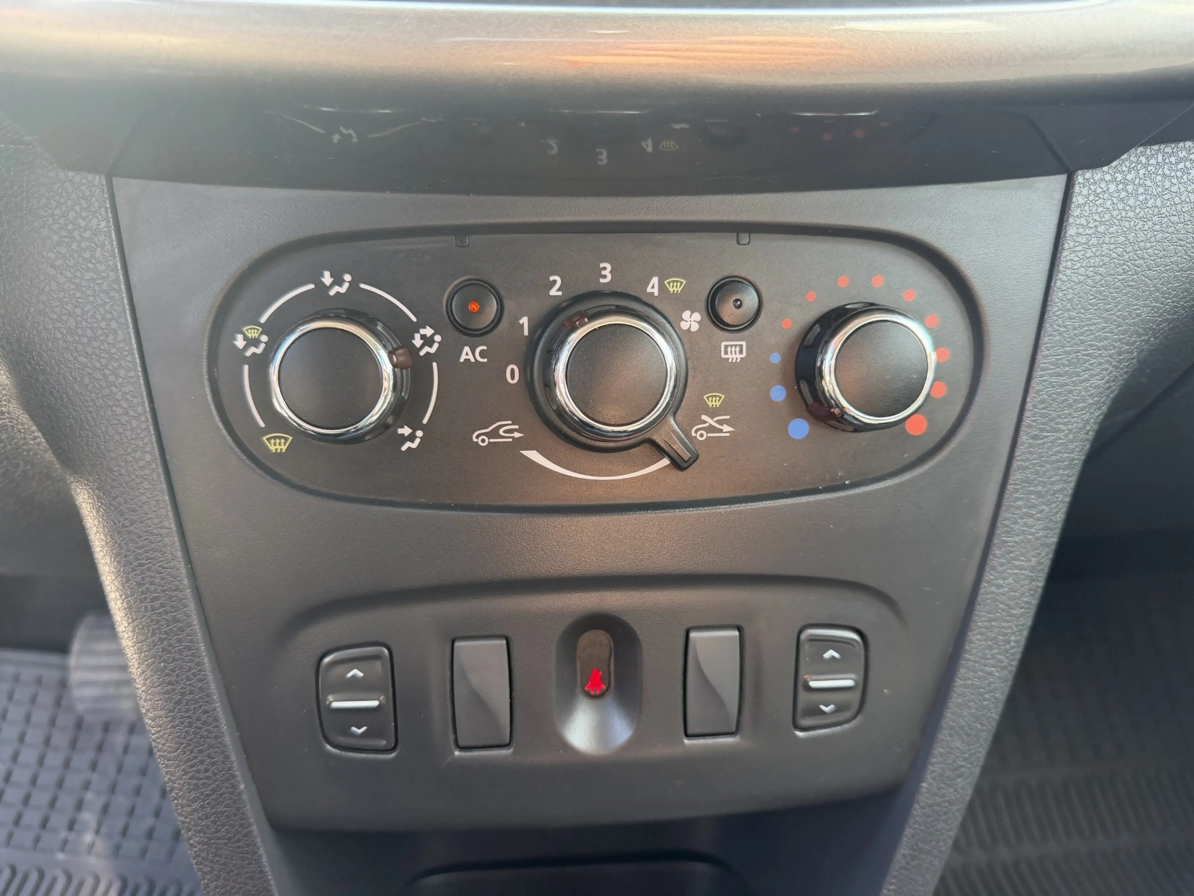 Dacia Logan MCV Supreme dCi *Klima*Navi*guter Zustand* — photo 11