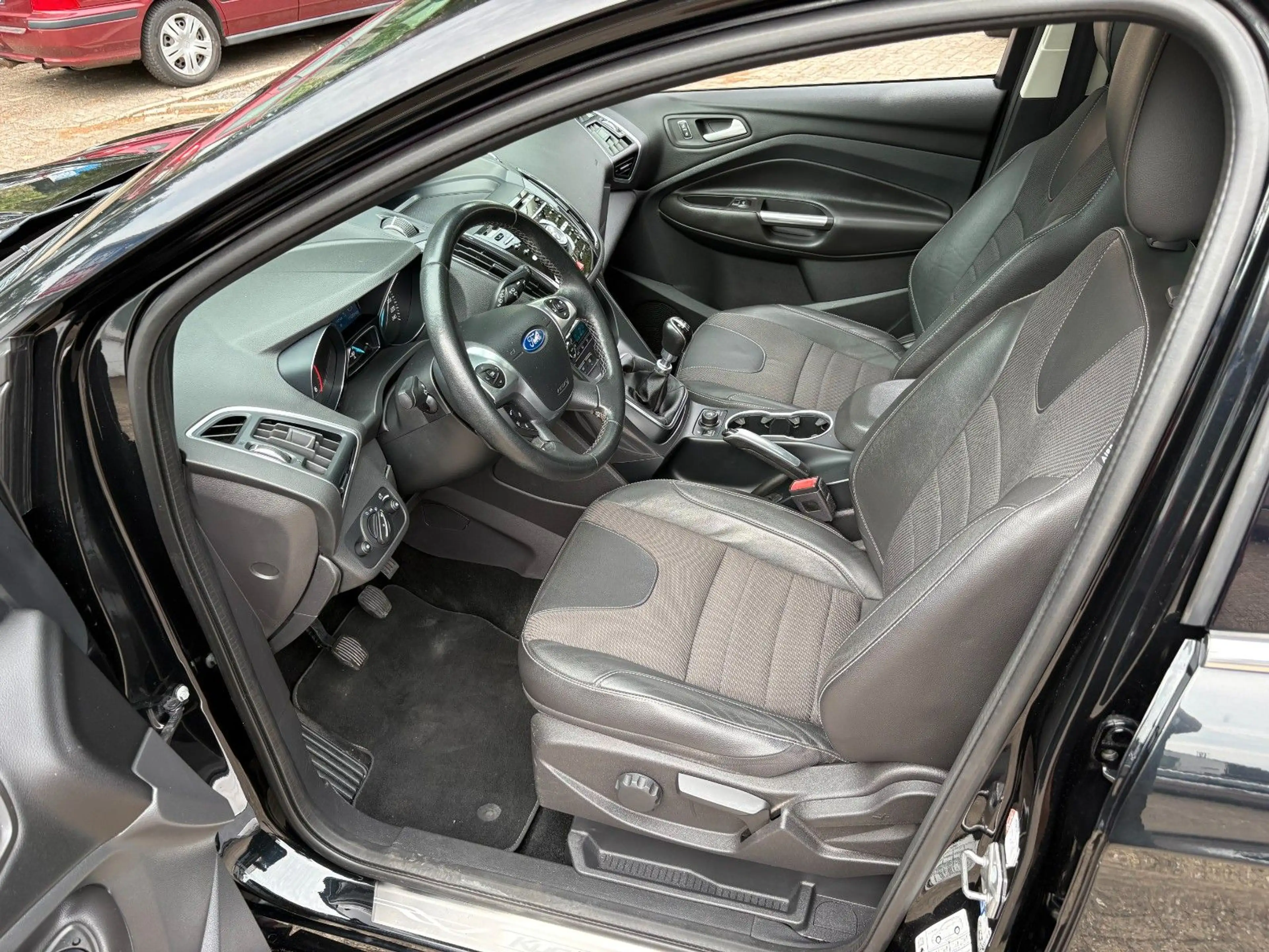 Ford Kuga Individual 4x4 132kw  *PANOR*KEYLESS*AHK* — photo 10