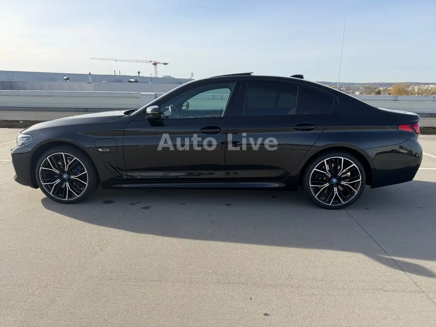 BMW 530 e x Drive*SAG*M PAKET*GSH*LASER*LEDER*360*VOL Zwart - 2