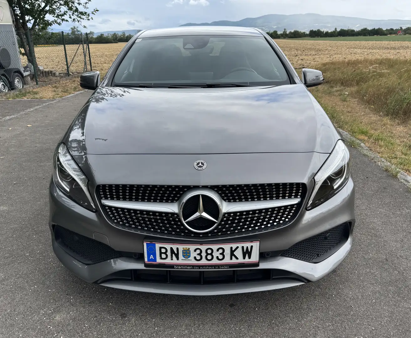 Mercedes-Benz A 160 AMG-Line Grau - 2