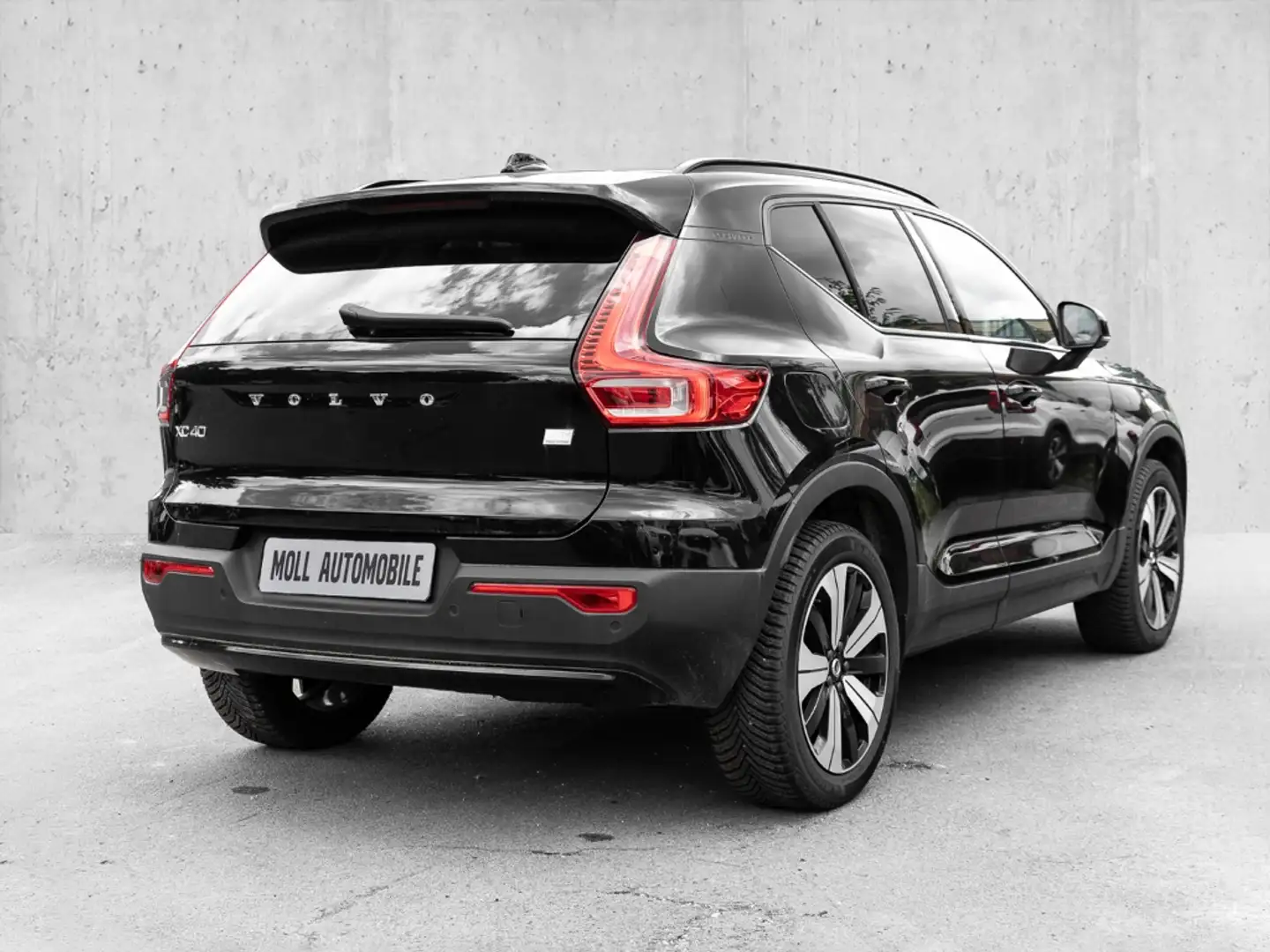 Volvo XC40 Plus Dark Recharge Plug-In Hybrid 2WD T4 Twin Engi Schwarz - 2
