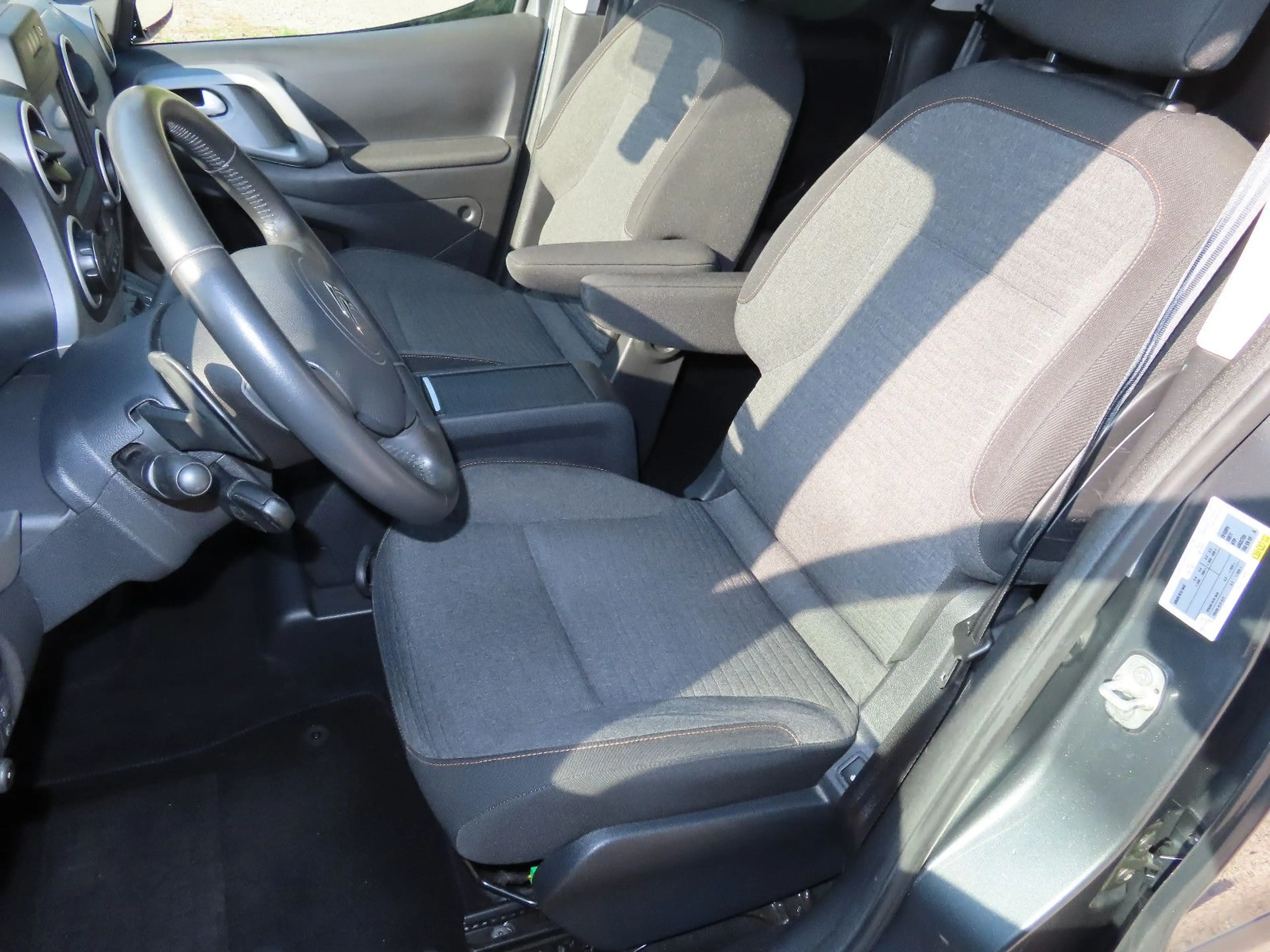 Citroen Berlingo 1.6 HDi Aut, Navi, Kamera, AHK, SHZ — photo 12