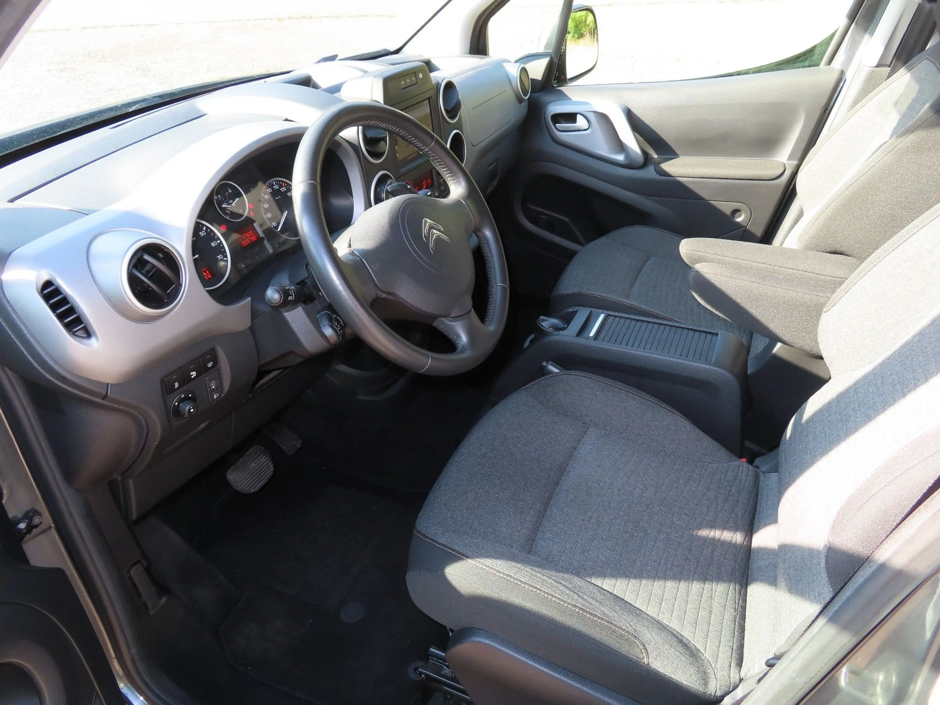 Citroen Berlingo 1.6 HDi Aut, Navi, Kamera, AHK, SHZ — photo 9