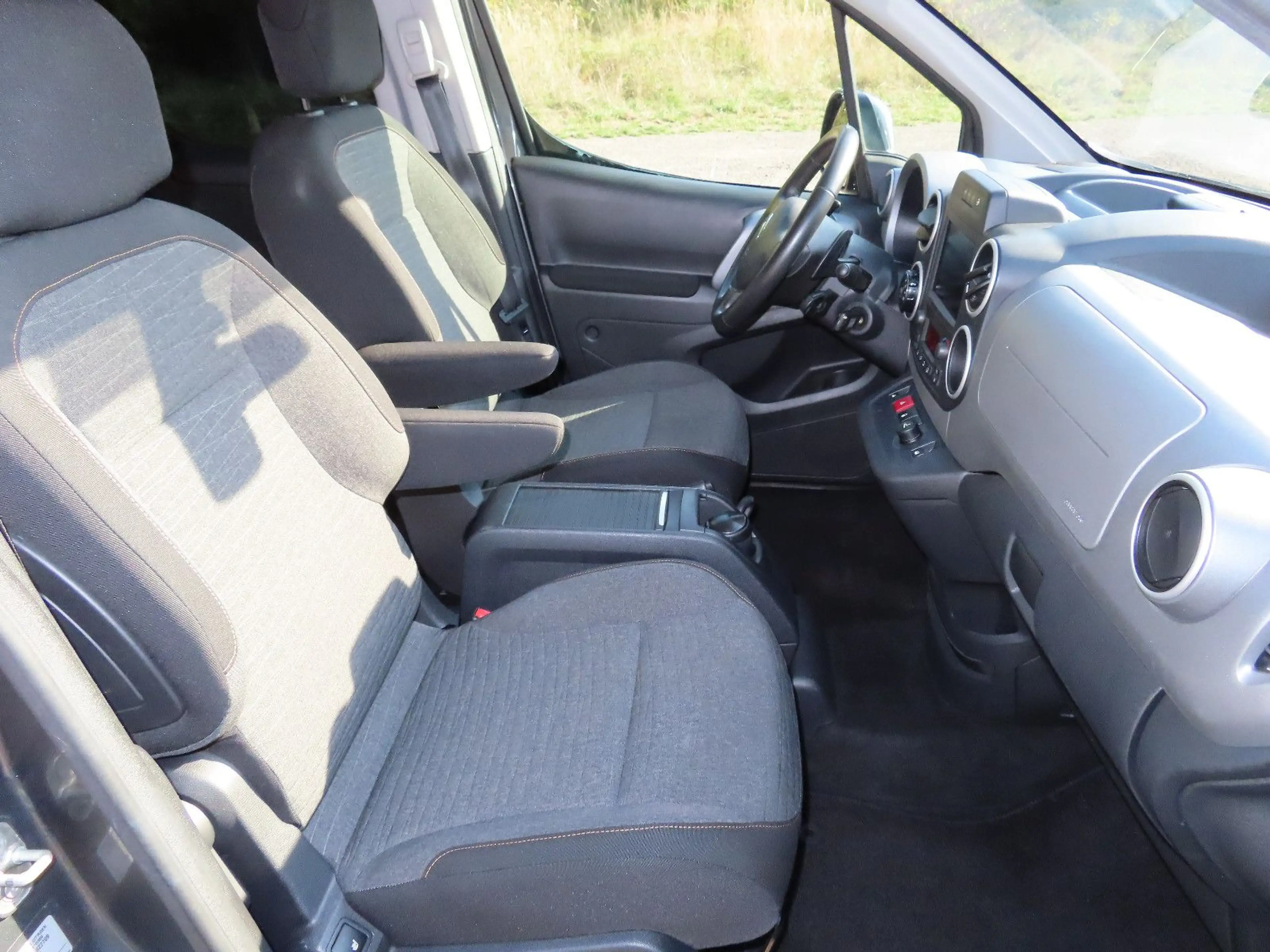 Citroen Berlingo 1.6 HDi Aut, Navi, Kamera, AHK, SHZ — photo 11