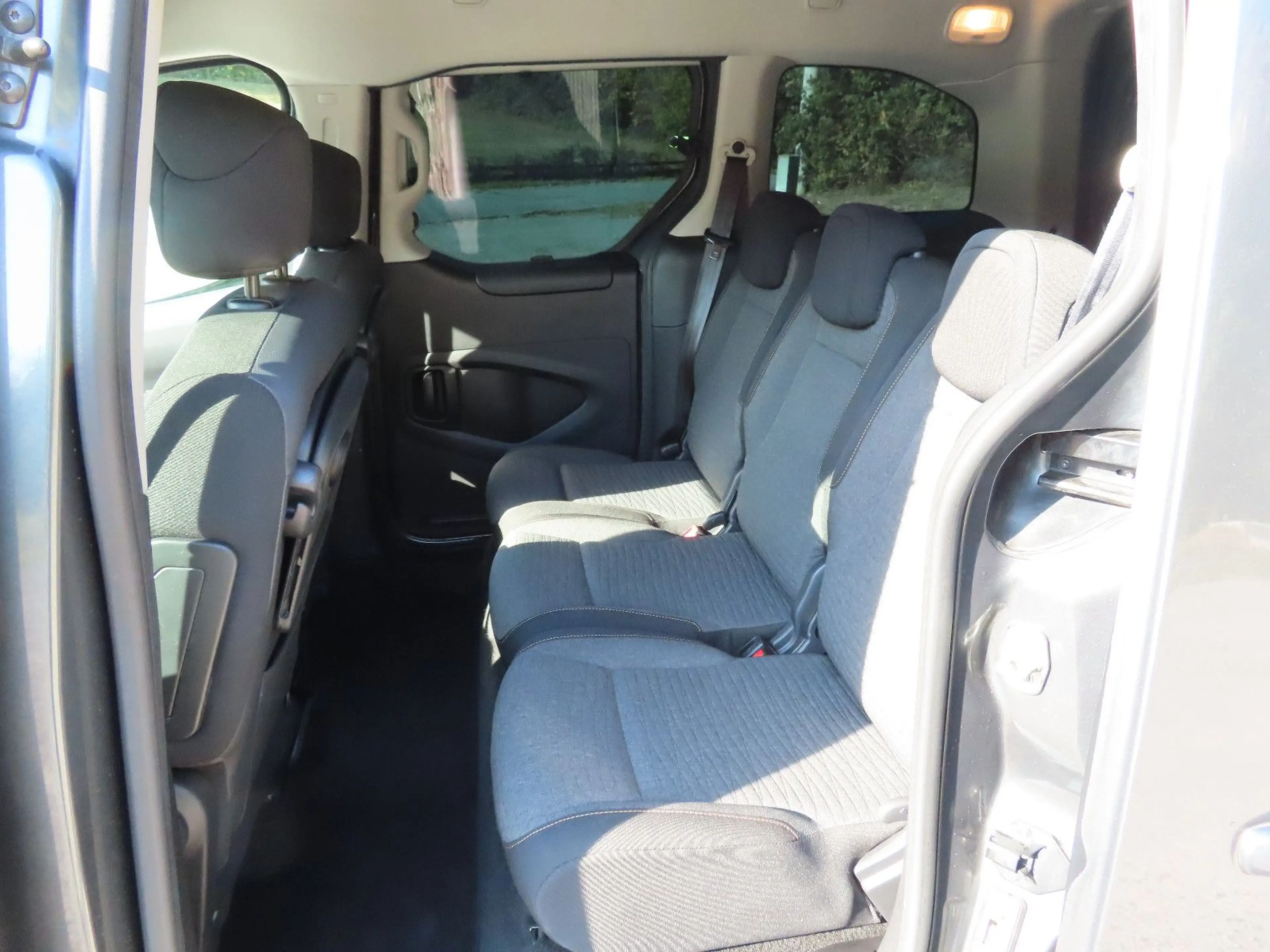 Citroen Berlingo 1.6 HDi Aut, Navi, Kamera, AHK, SHZ — photo 14