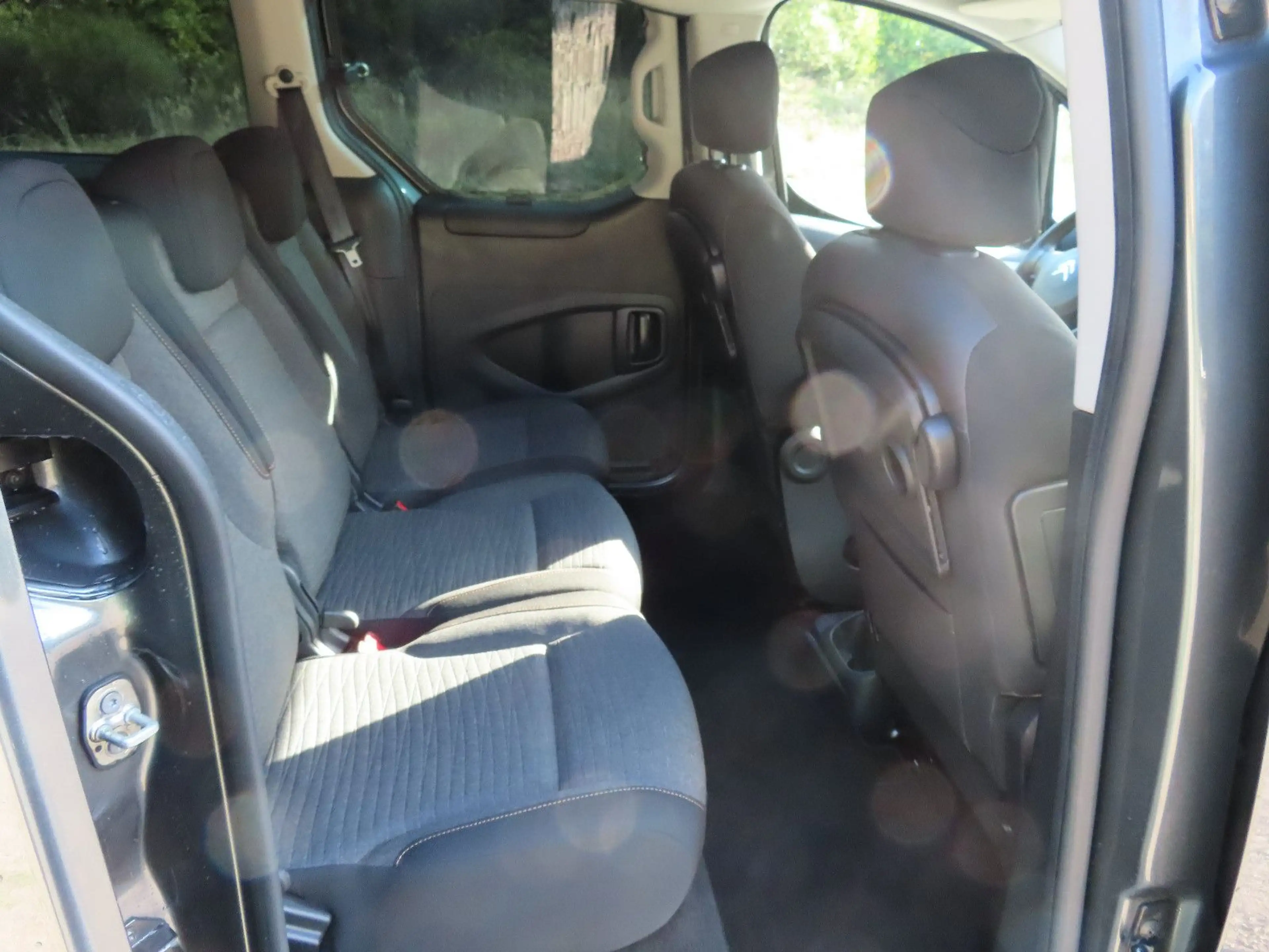Citroen Berlingo 1.6 HDi Aut, Navi, Kamera, AHK, SHZ — photo 13