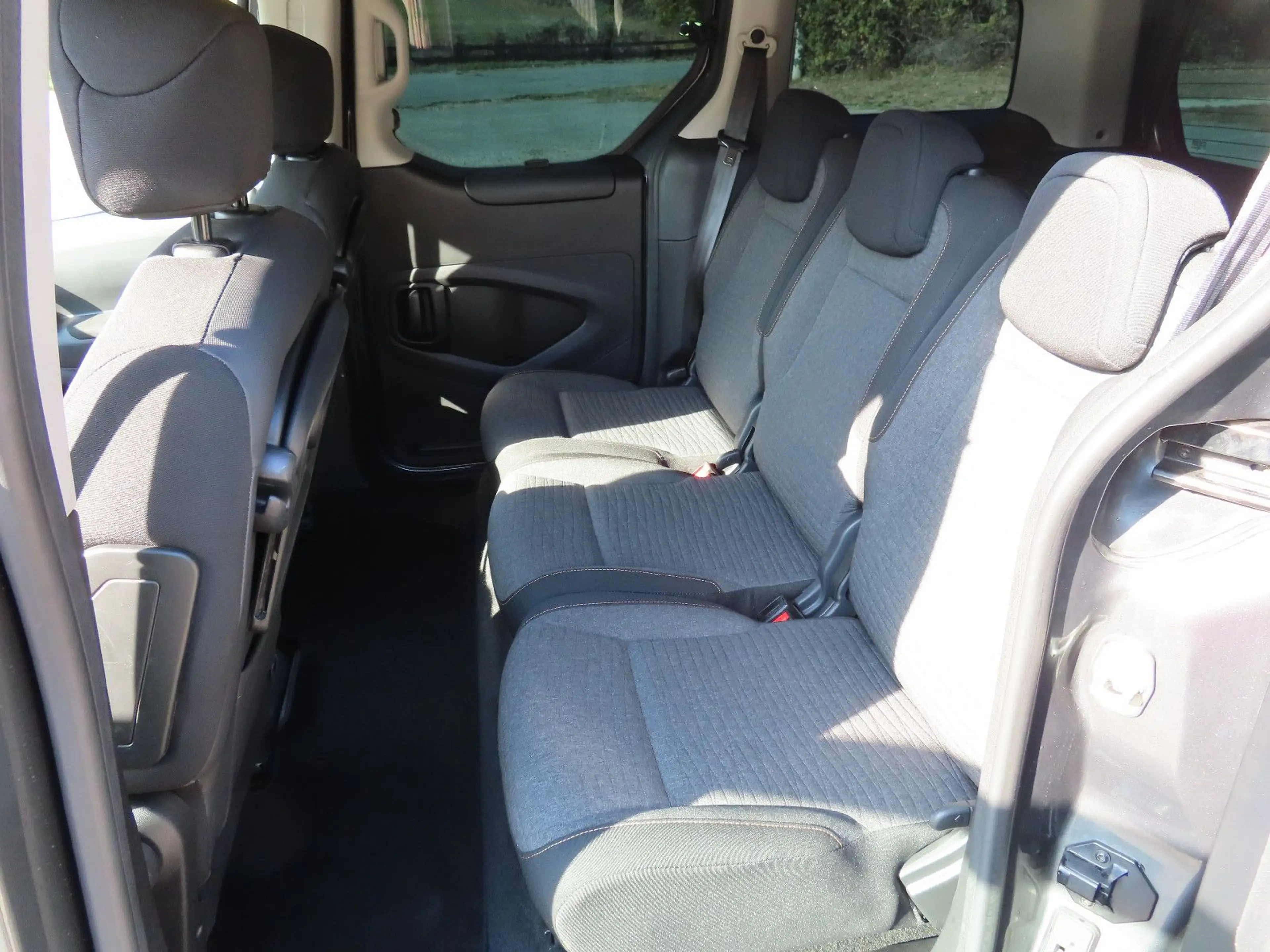 Citroen Berlingo 1.6 HDi Aut, Navi, Kamera, AHK, SHZ — photo 15
