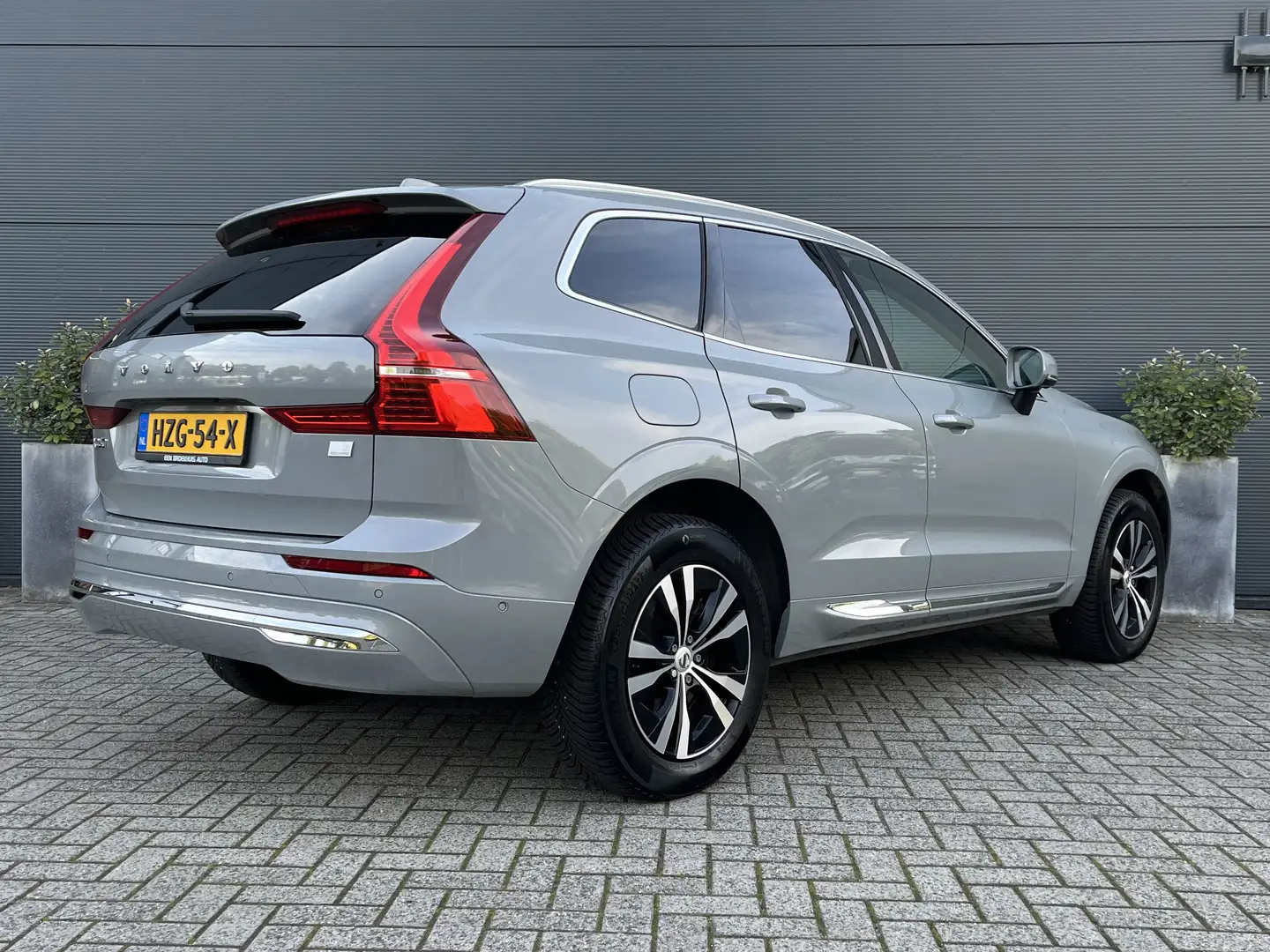 Volvo XC60 2.0 T6 Plug-in hybrid AWD Core Bright Grau - 2