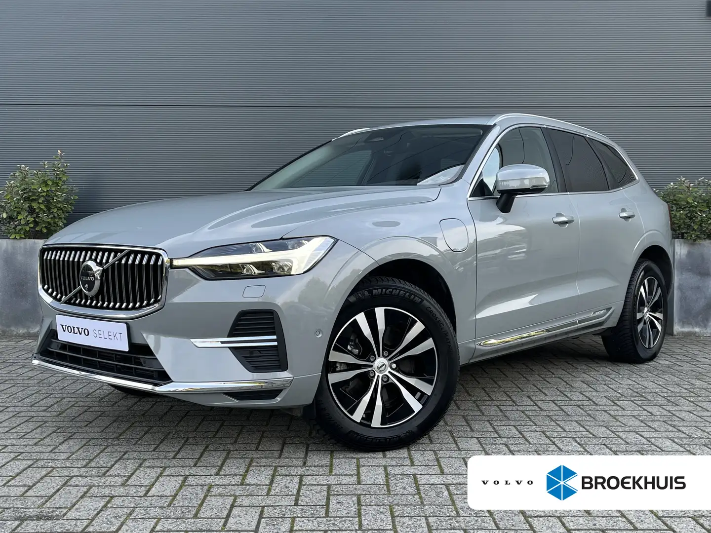 Volvo XC60 2.0 T6 Plug-in hybrid AWD Core Bright Grau - 1