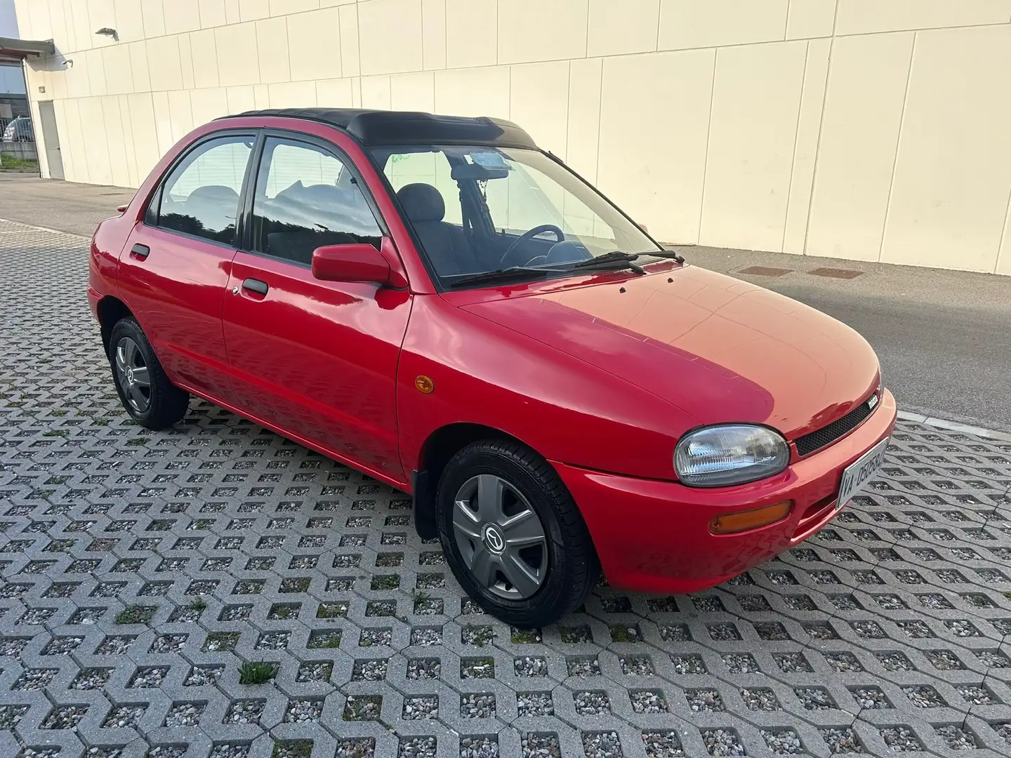 Mazda 121 Cabrio 1.3i 16v Top LX cat. Rouge - 1