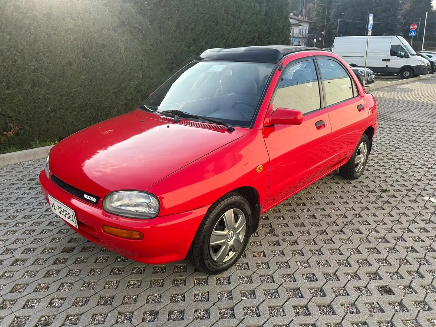 Mazda 121 Cabrio 1.3i 16v Top LX cat. Rouge - 2