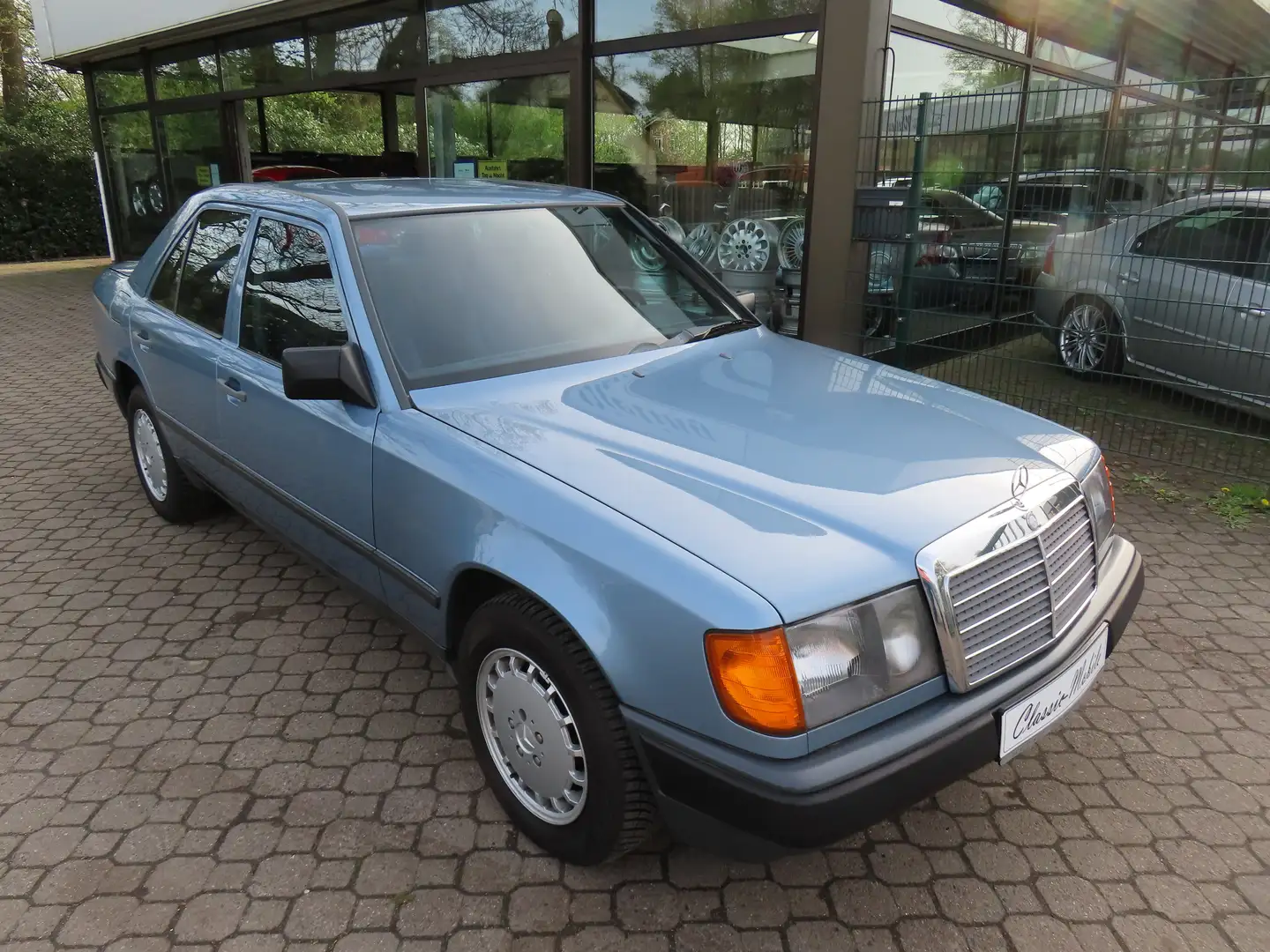 Mercedes-Benz 300 E W124 *nur 177 TKM*HU 12/2025*H-Kennzeichen*eSD* Blau - 1