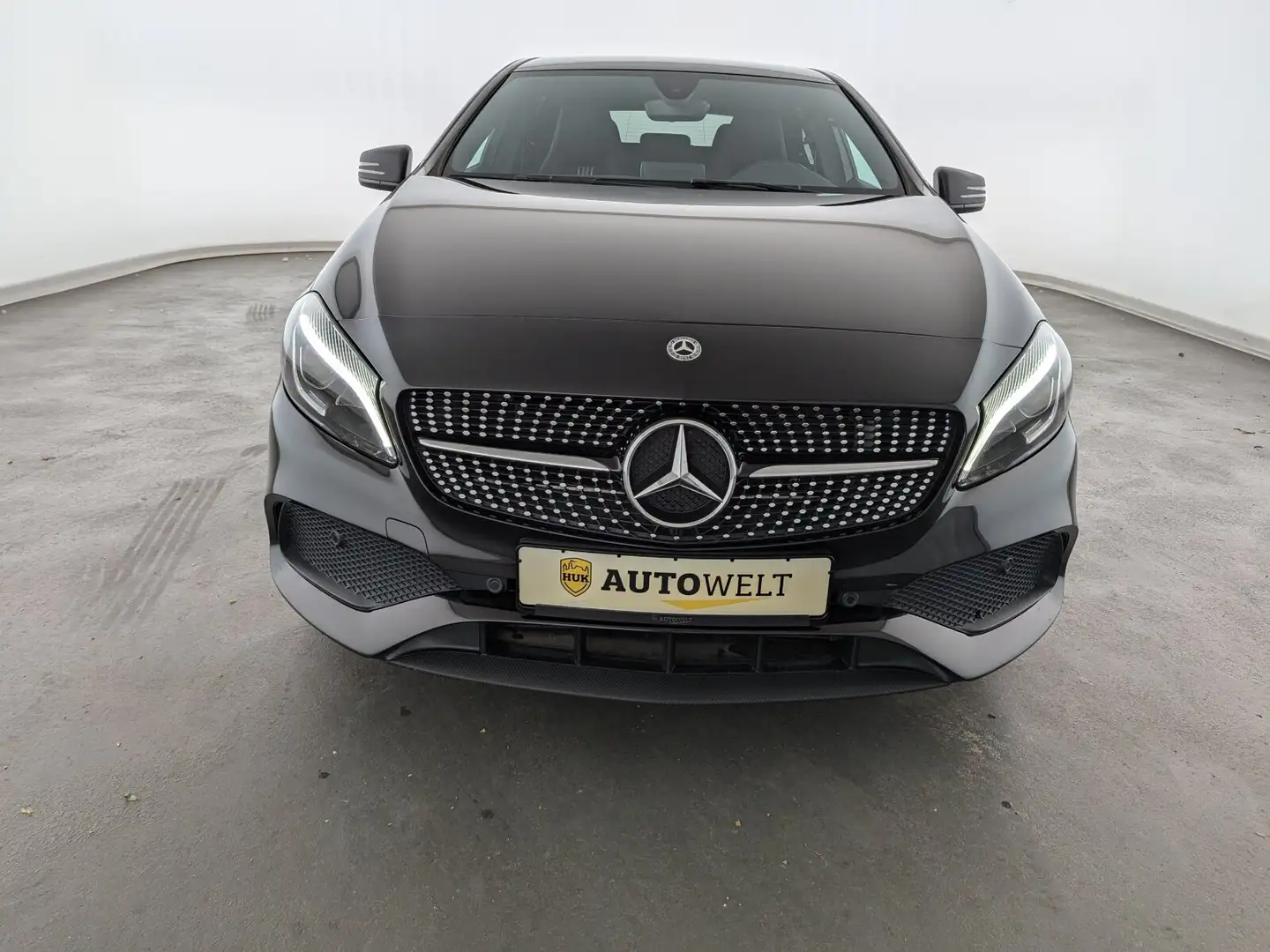 Mercedes-Benz A 180 A 180 AMG Line LED+NAVI+PDC+SHZ+TEMP+ AMG Sport BC crna - 2
