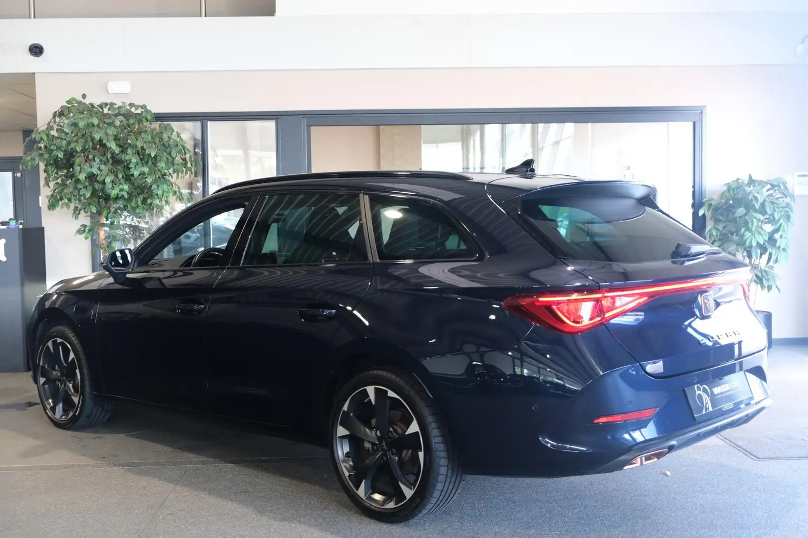CUPRA Leon Sportstourer 1.4 e-Hybrid VZ 245PK Navi ACC CAM Sf Blauw - 2