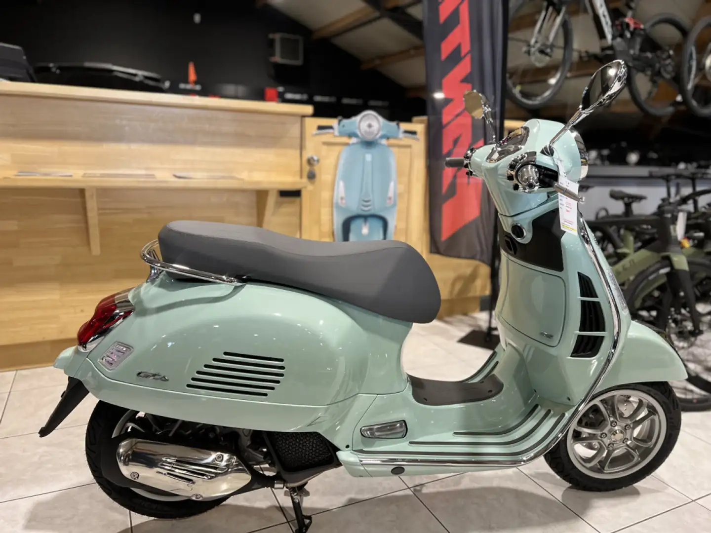 Vespa GTS 125 Classica Groen - 1